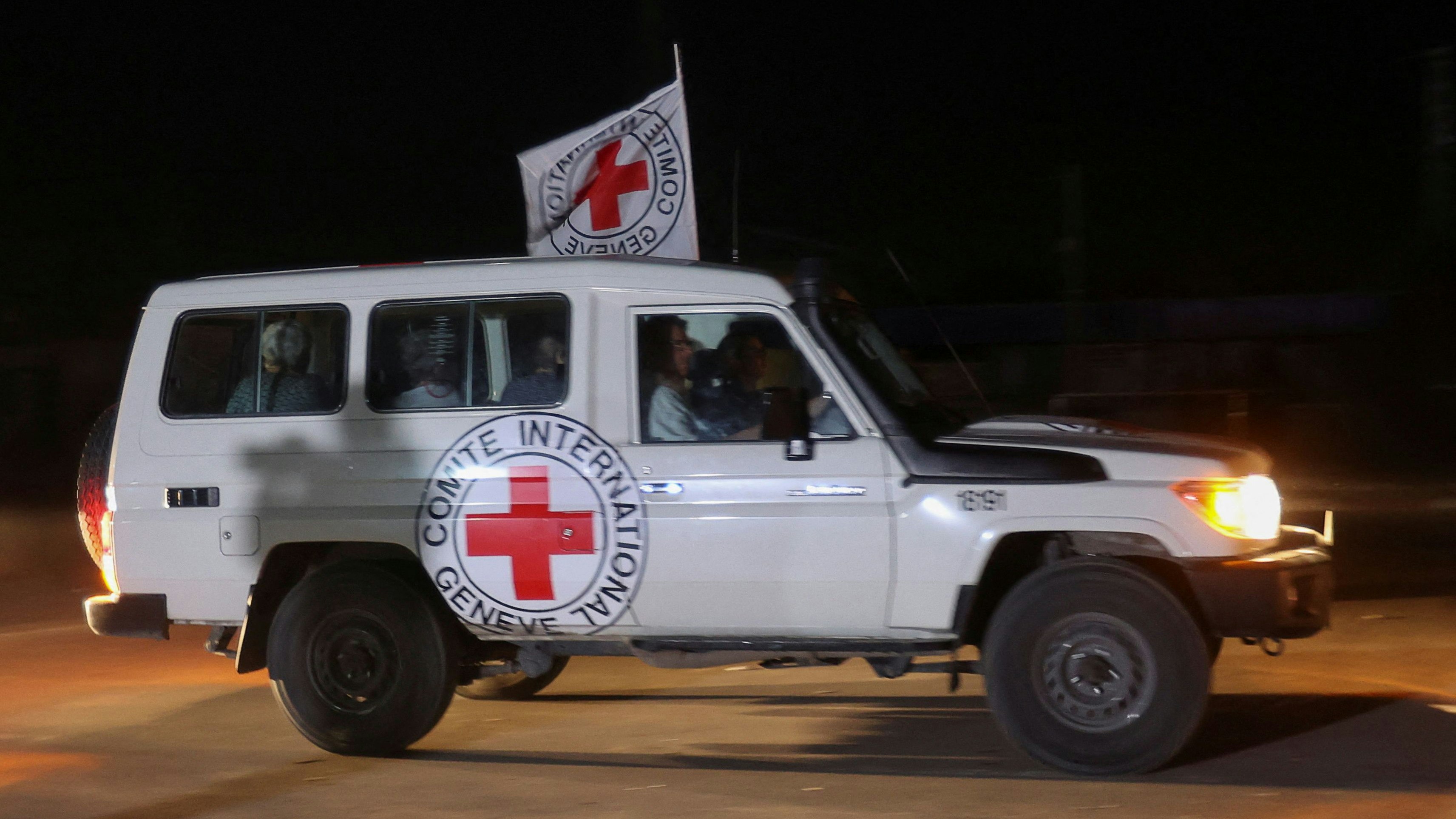 A Red Cross vehicle, as part of a convoy believed to be carrying hostages abducted by Hamas militants during the October 7 attack on Israel, arrives at the Rafah border, amid a hostages-prisoners swap deal between Hamas and Israel, in the southern Gaza Strip November 24, 2023. REUTERS/Ibraheem Abu Mustafa