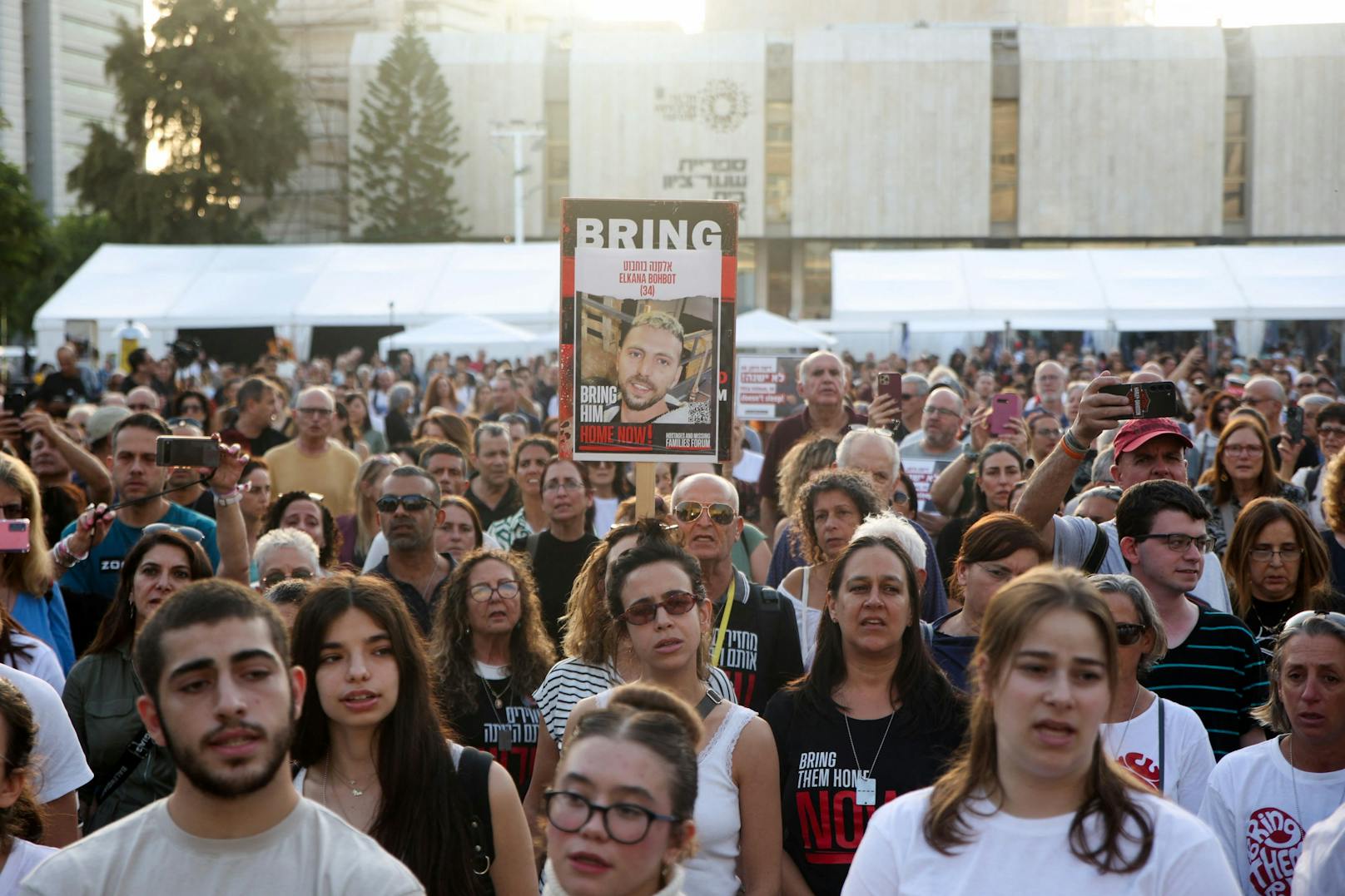 Anlässlich der Freilassung der ersten Geiseln versammelten sich am Freitag zahlreiche Menschen in Tel Aviv.