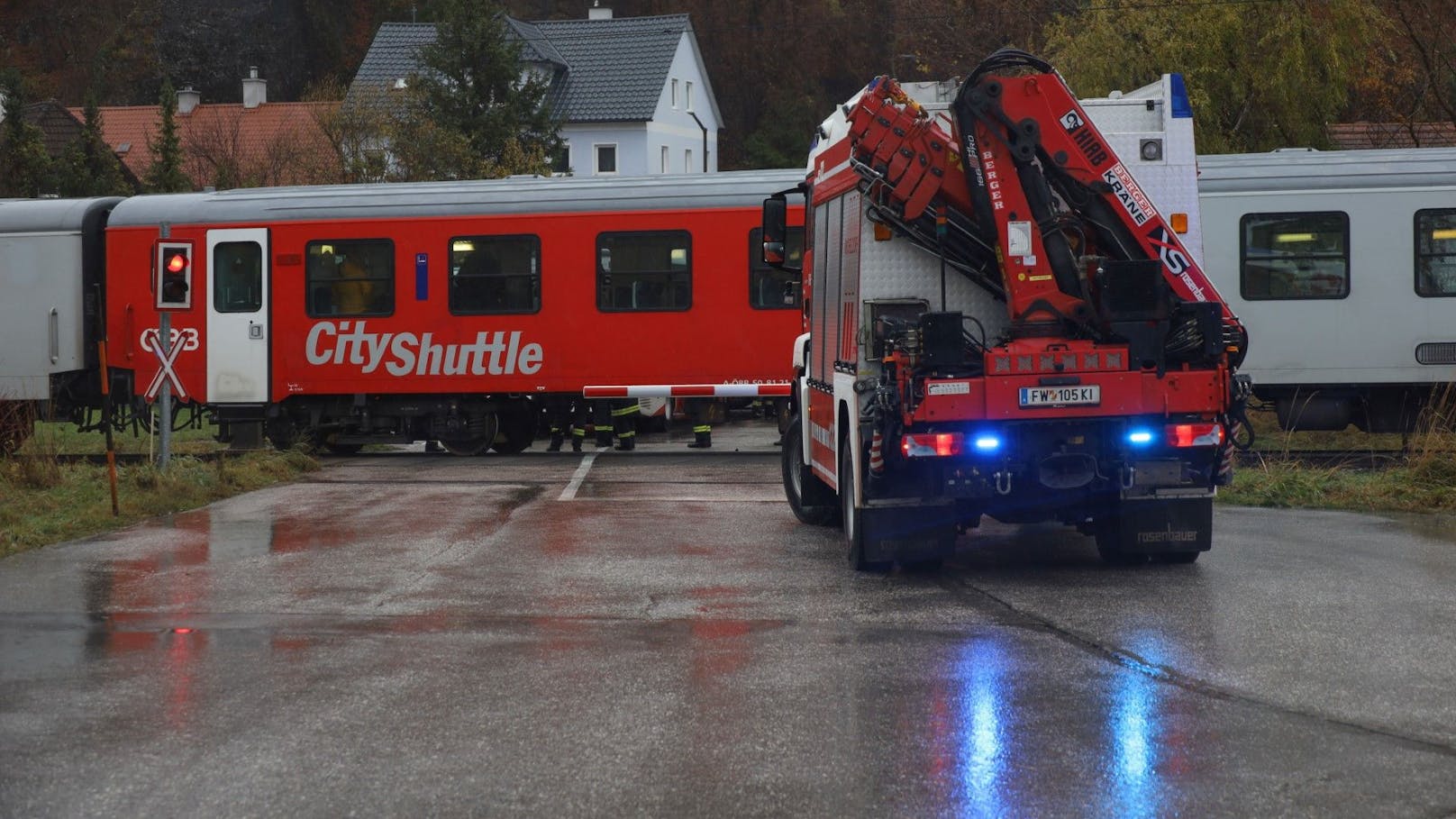 In Micheldorf kollidierte am Freitag (24.11.2023) ein Zug mit einem Pkw. 