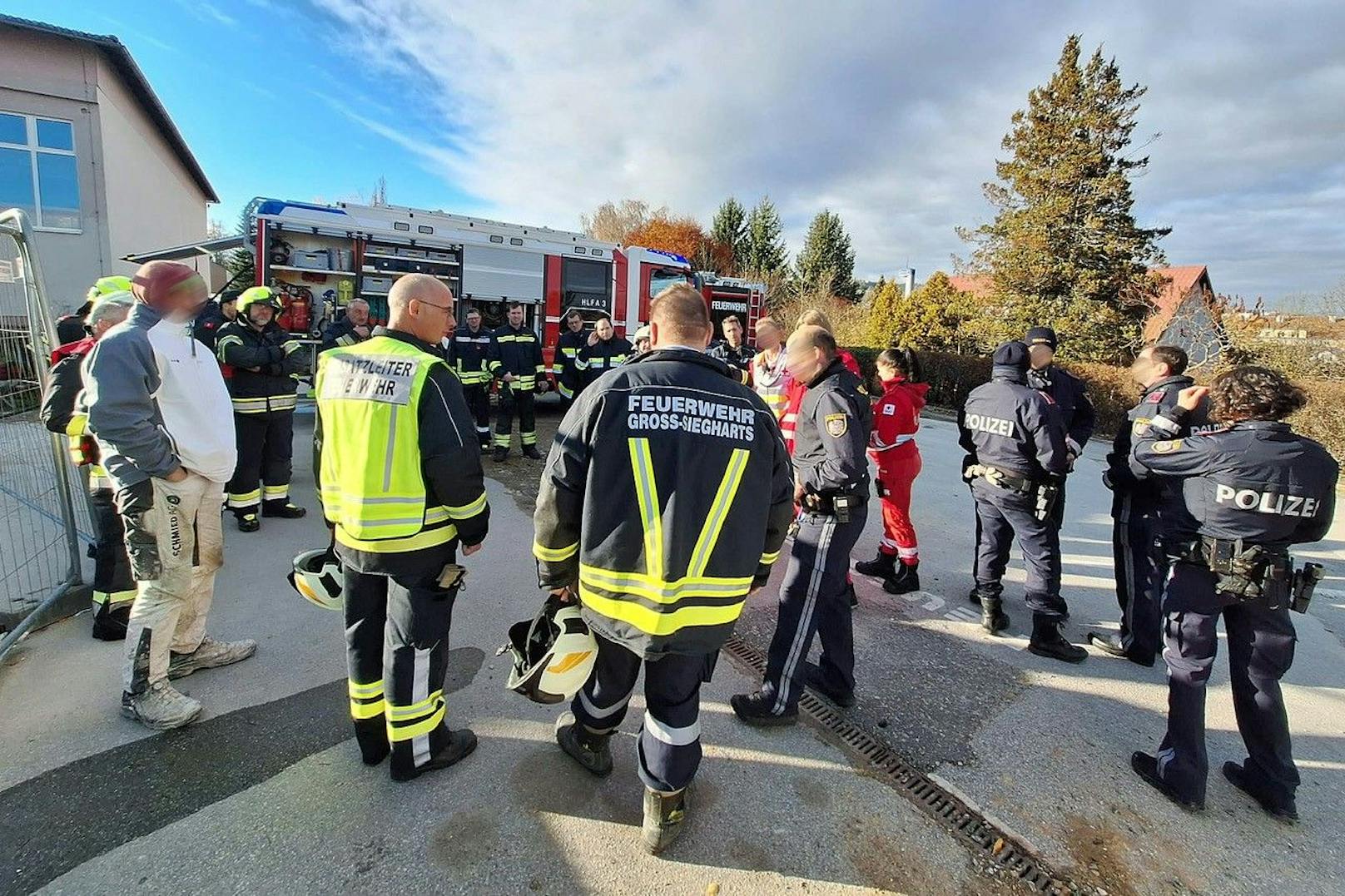 Etwa 30 Feuerwehrleute, darunter mehrere Schadstoffexperten, das Rote Kreuz und die Polizei rückten an.