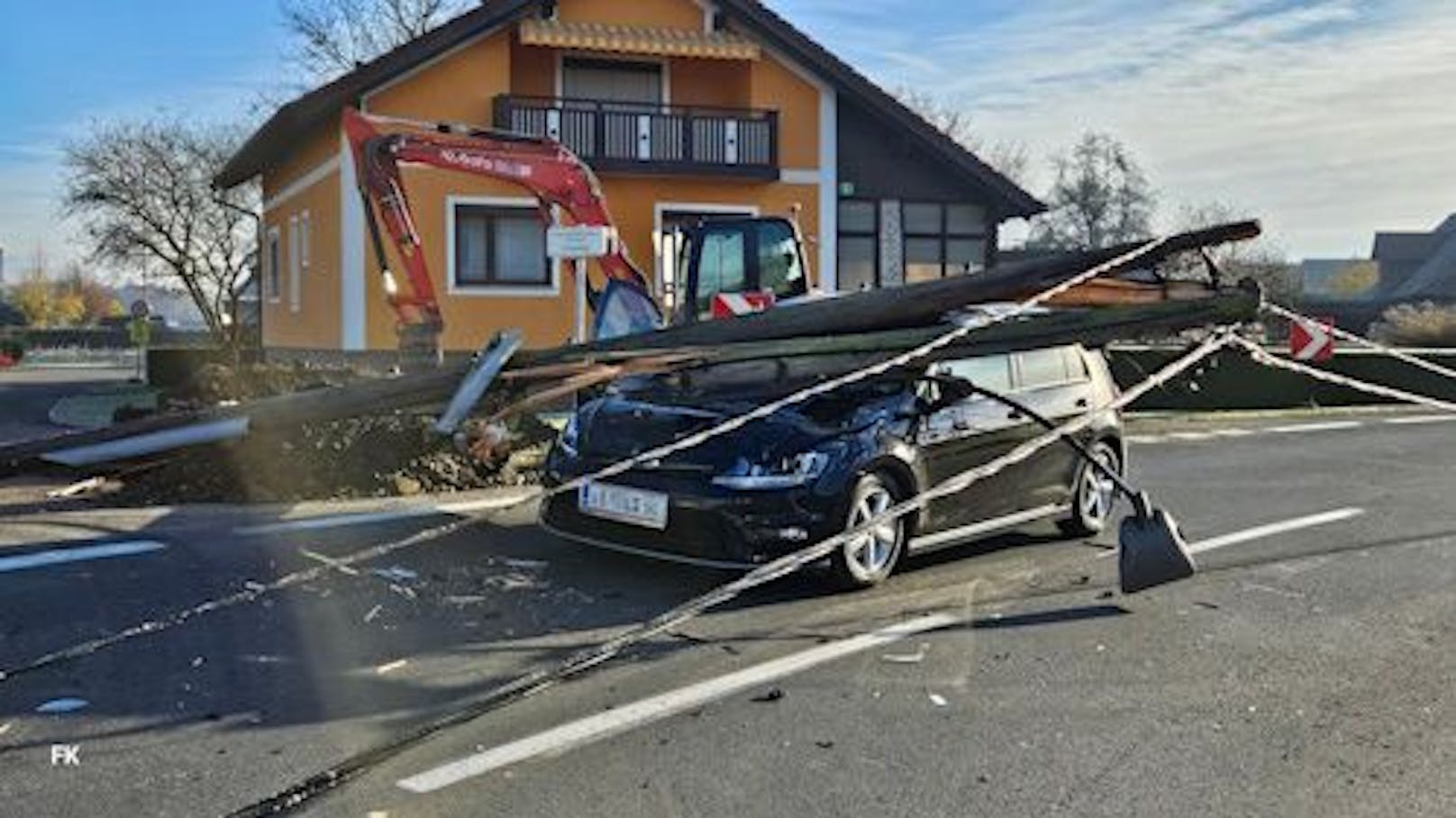 Kurioser Unfall – Strommast kracht auf fahrendes Auto