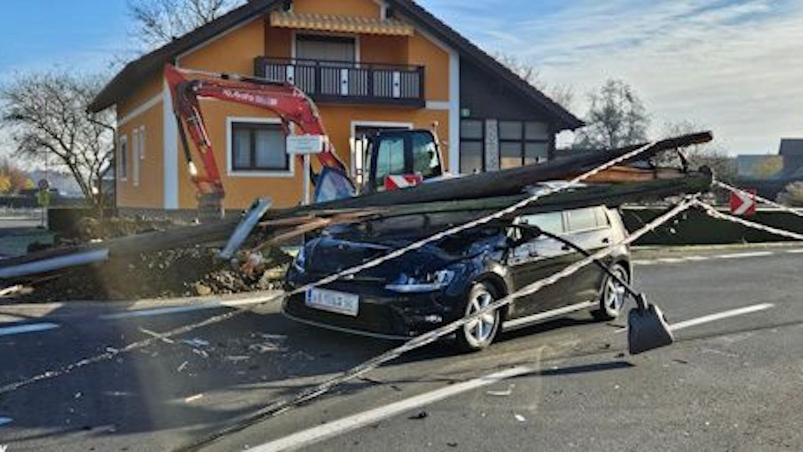 Kurioser Unfall – Strommast kracht auf fahrendes Auto