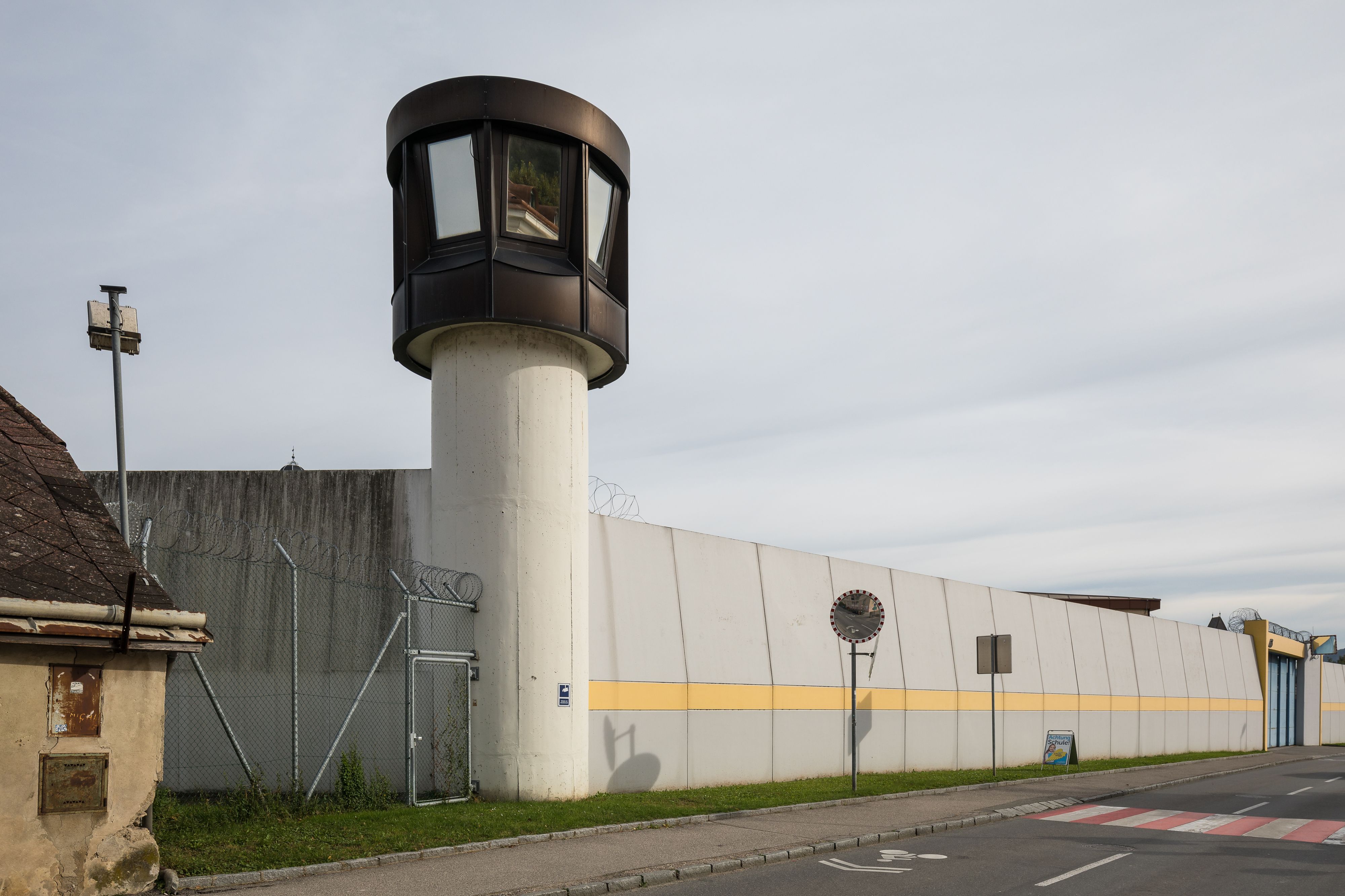 Gleich vier Häftlinge schafften die Flucht vor ihren Bewachern.