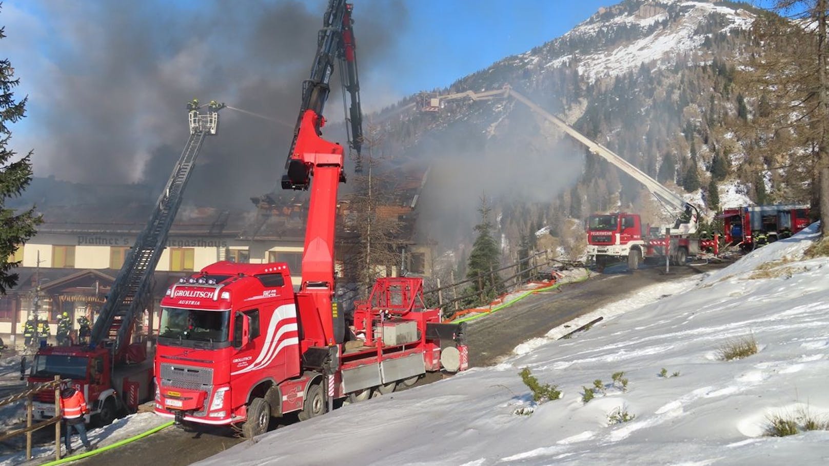 Brandermittler der Polizei Kärnten haben mit den Ermittlungen zur Brandursache begonnen.