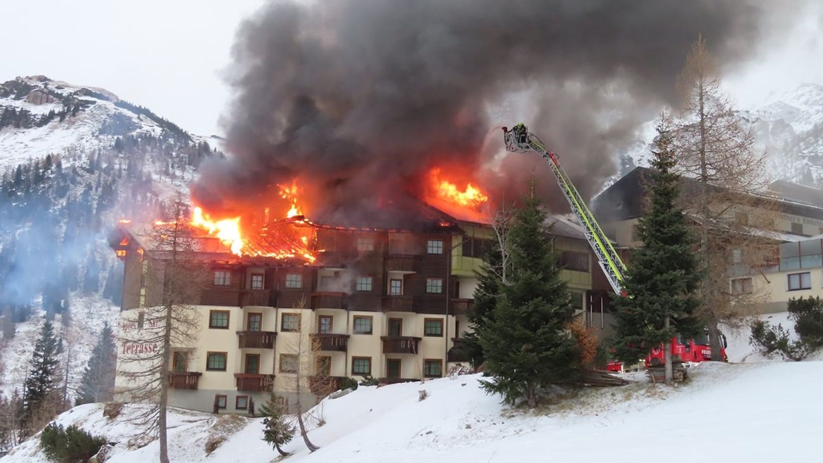 Dachstuhl in Flammen – 200 Feuerwehrleute im Einsatz