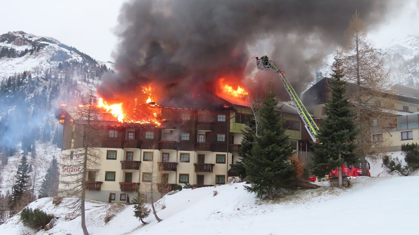 In den Morgenstunden brach in einem Hotel am Nassfeld in der Stadtgemeinde Hermagor im Bereich des Dachstuhles ein Brand aus.