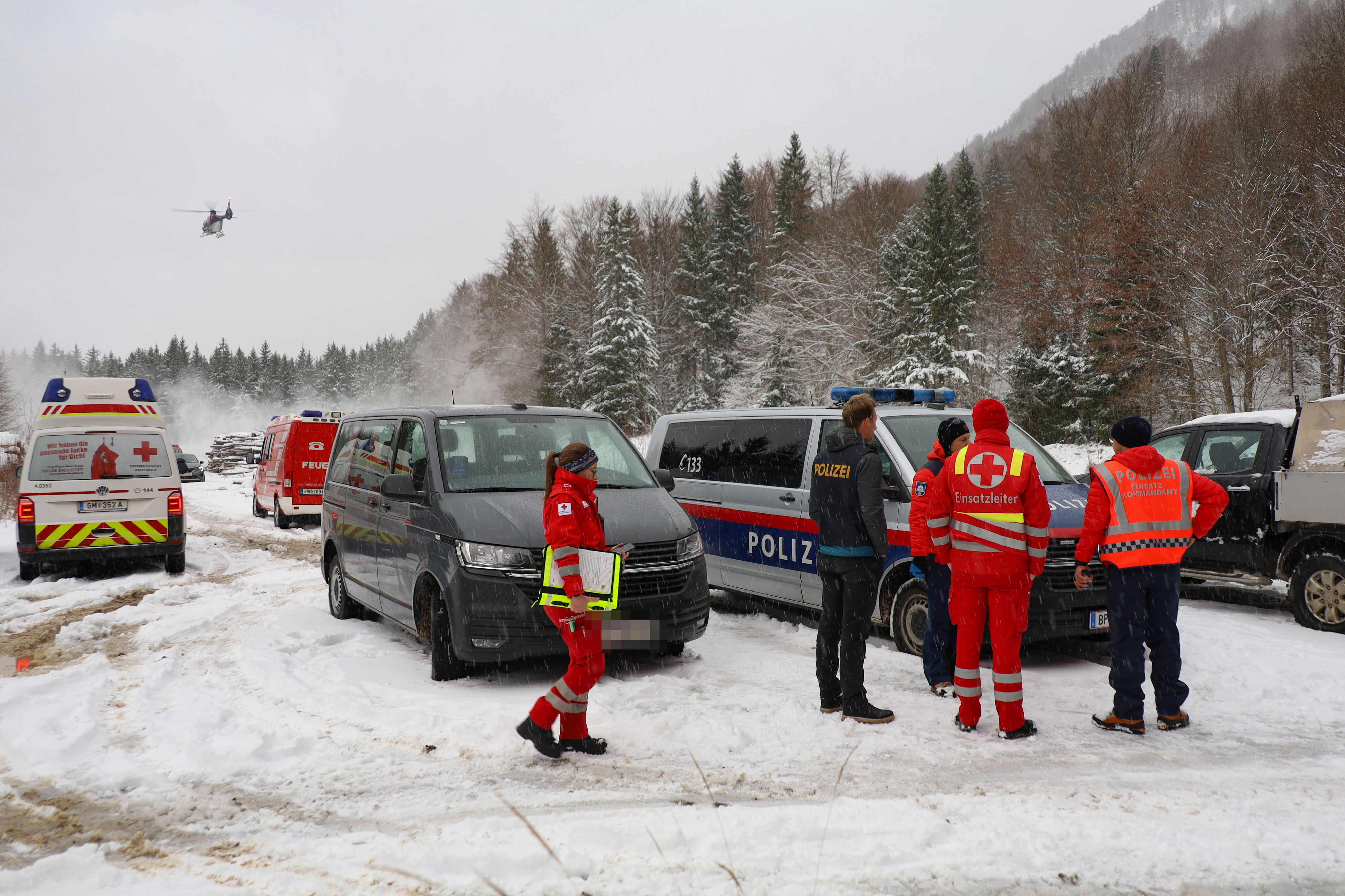 Die Such- und Rettungsmaßnahmen am Kasberg gestalten sich wegen der winterlichen Verhältnisse als schwierig.