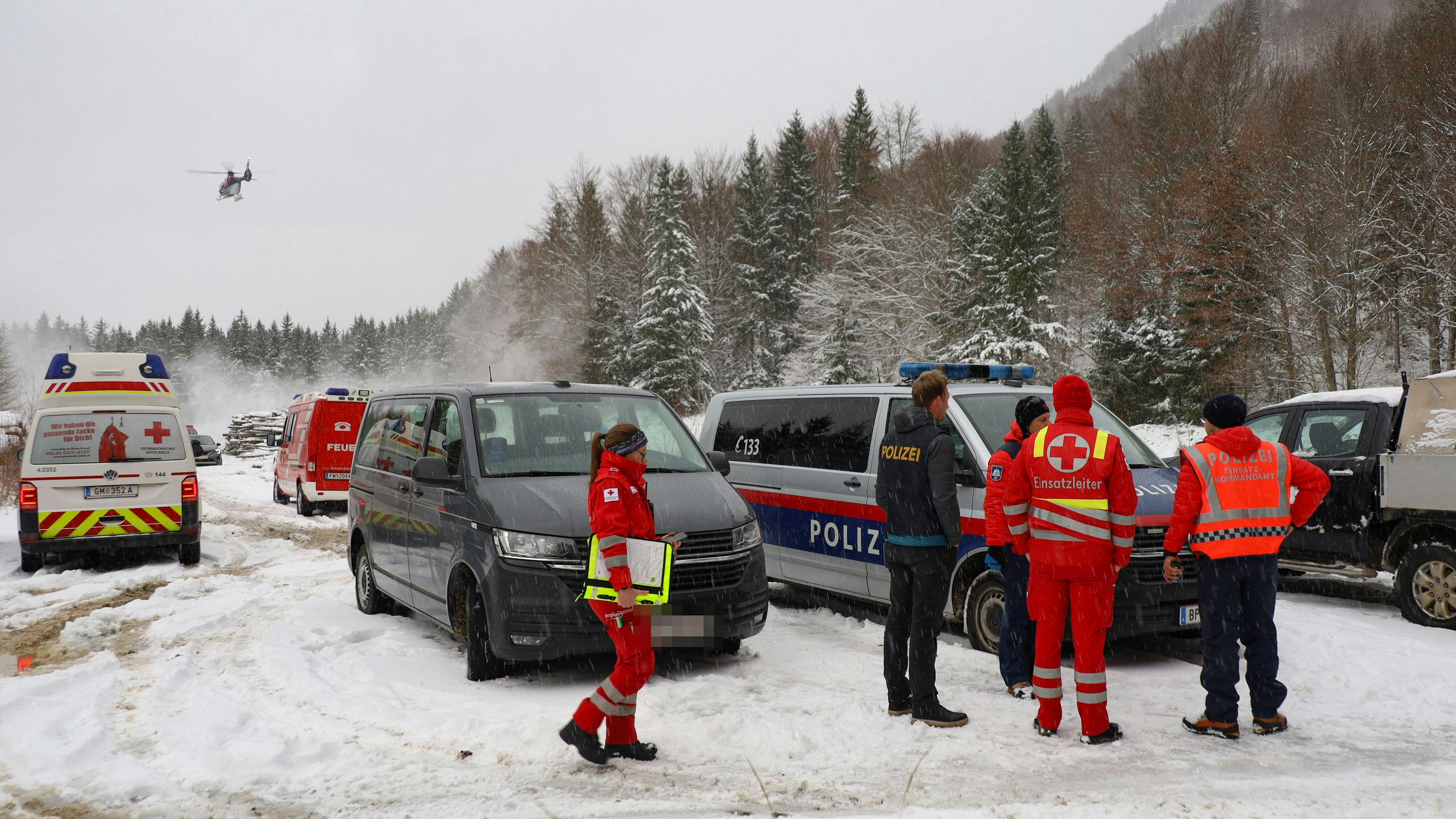 Die Such- und Rettungsmaßnahmen am Kasberg gestalten sich wegen der winterlichen Verhältnisse als schwierig.