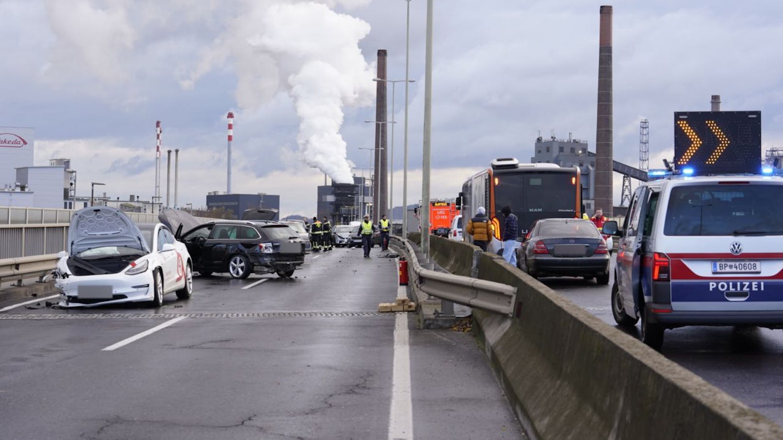 Die Berufsfeuerwehr Linz, die Polizei sowie mehrere Rettungsfahrzeuge des Roten Kreuzes waren im Einsatz.