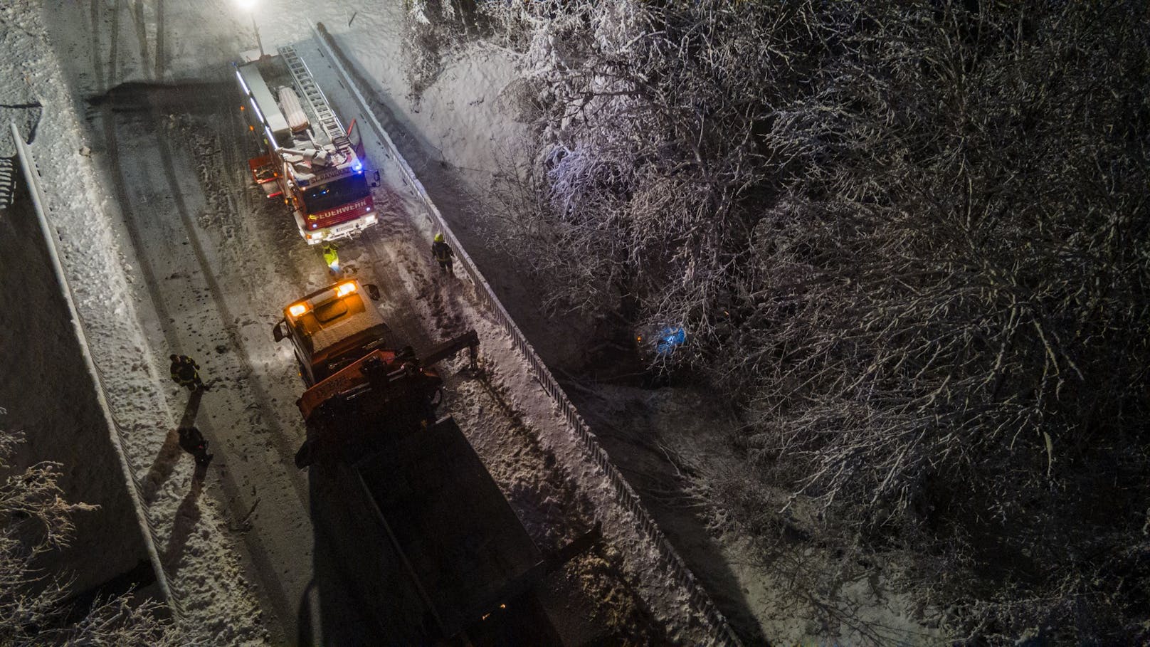 Ein aufmerksamer Schneepflug-Fahrer entdeckte am 25. November in St. Pankraz (OÖ) Reifenspuren, die von der tiefwinterlichen Fahrbahn ins Nichts führten. Ein 34-jähriger Verunglückter verdankt ihm seine Rettung.