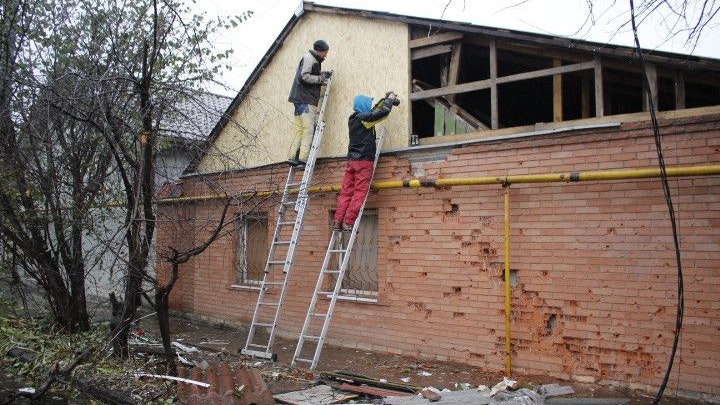 "Alles ist gut, solange wir noch heizen können", sagt eine Hochschwangere im Morgenrock stoisch.