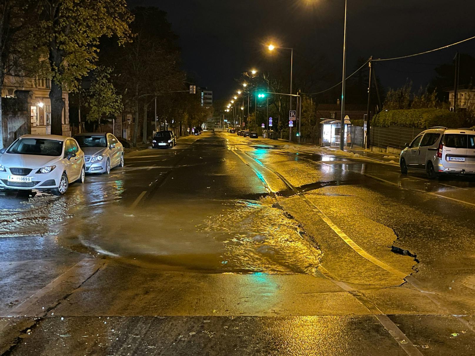 Unbefahrbar! Rohrbruch flutet Wiener Straßen