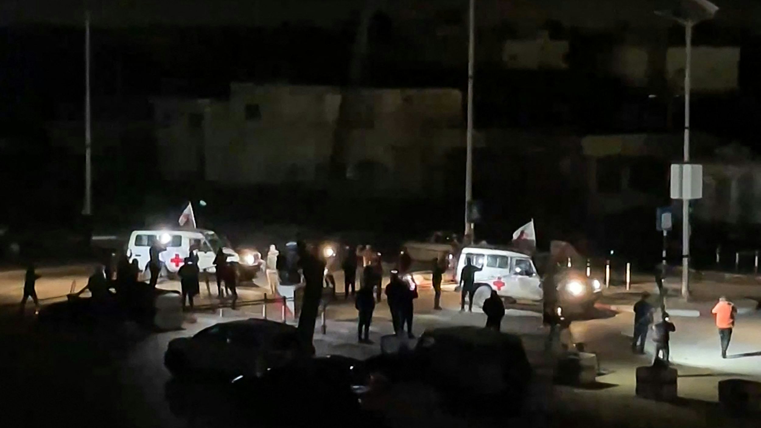 Ein AFPTV-Video zeigt die Rot-Kreuz-Fahrzeuge, die am 25. November 2023 die erste Gruppe freigelassener Hamas-Geiseln zum Grenzübergang Gazastreifen-Ägypten bringen.