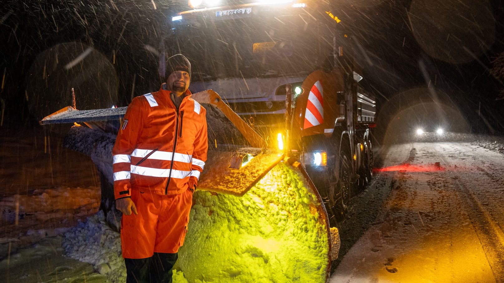 Ein aufmerksamer Schneepflug-Fahrer entdeckte am 25. November in St. Pankraz (OÖ) Reifenspuren, die von der tiefwinterlichen Fahrbahn ins Nichts führten. Ein 34-jähriger Verunglückter verdankt ihm seine Rettung.