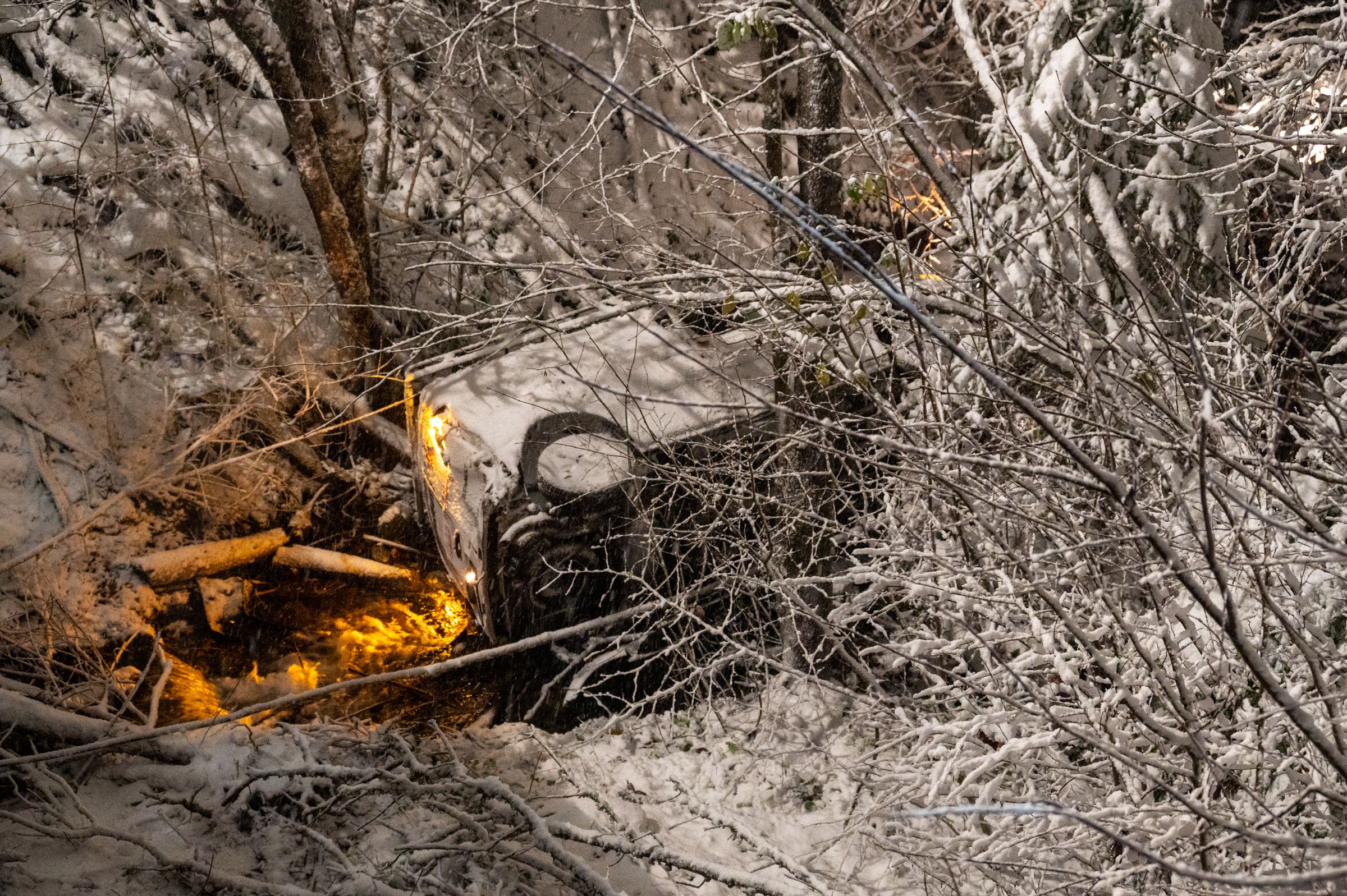 Ein aufmerksamer Schneepflug-Fahrer entdeckte am 25. November in St. Pankraz (OÖ) diesen verunglückten Wagen samt Lenker.