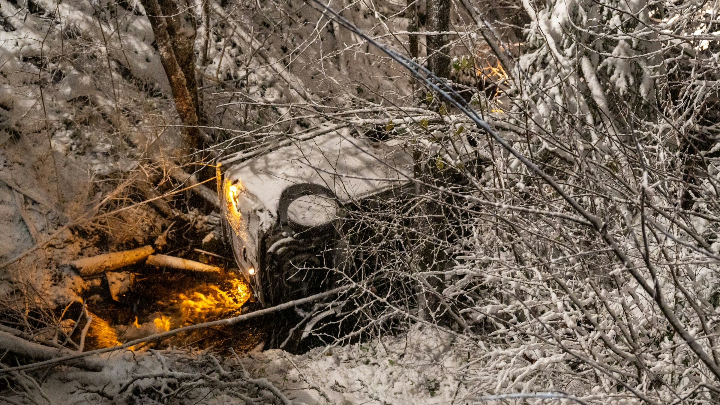 Ein aufmerksamer Schneepflug-Fahrer entdeckte am 25. November in St. Pankratz (OÖ) Reifenspuren, die von der tiefwinterlichen Fahrbahn ins Nichts führten. Ein 34-jähriger Verunglückter verdankt ihm seine Rettung.