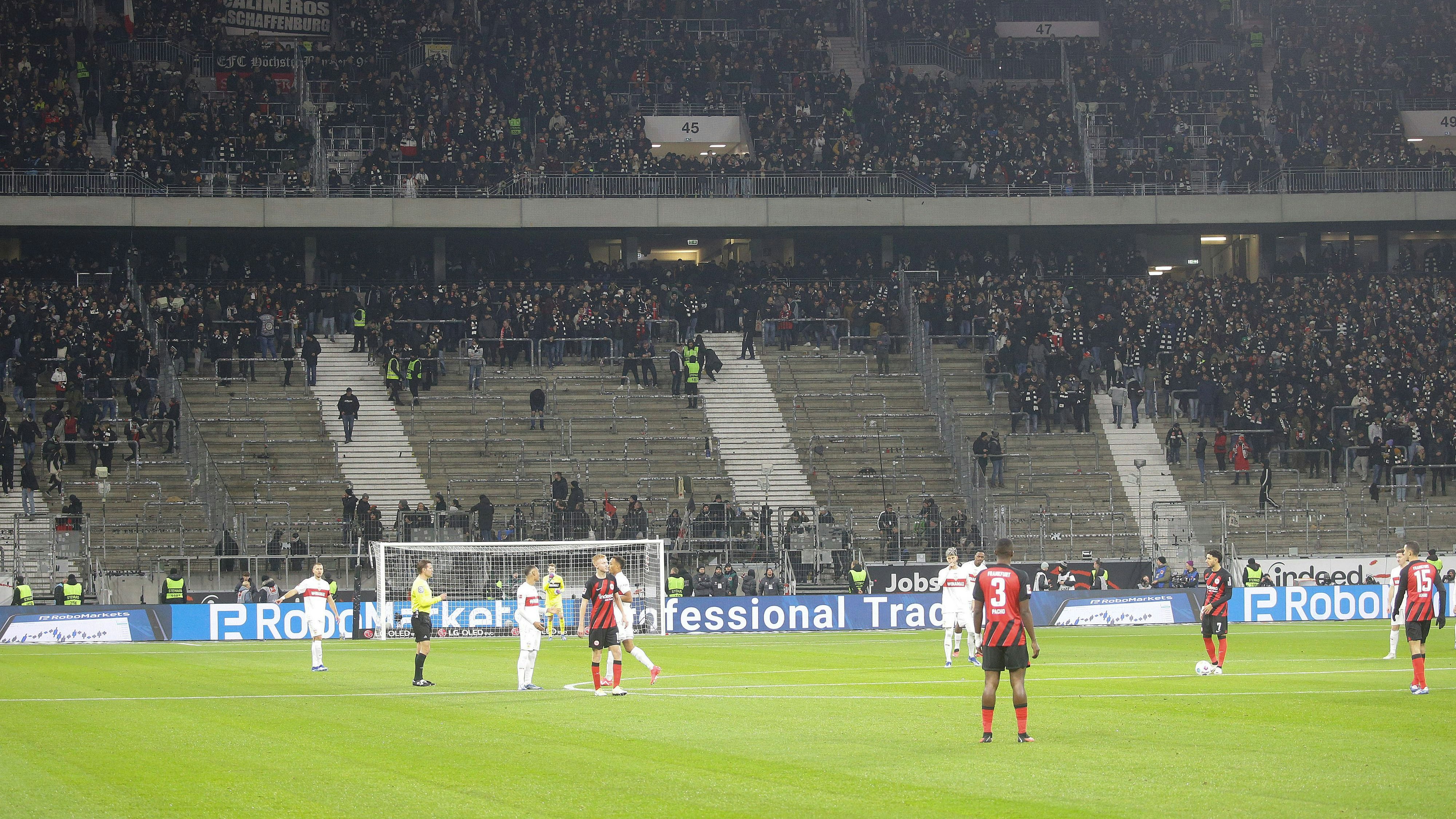 Die Frankfurt-Fans protestierten während des Spiels gegen Stuttgart. 