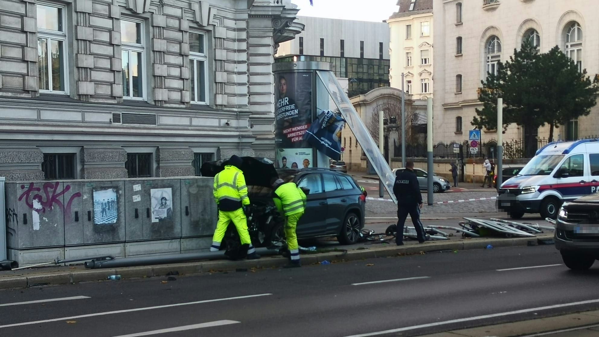 SUV mäht Radständer und Werbetonne in Wiener City um