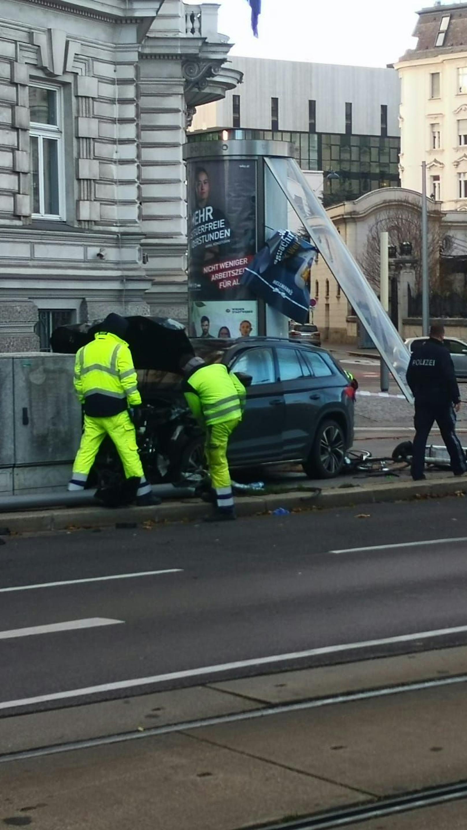 SUV mäht Radständer und Werbetonne in Wiener City um