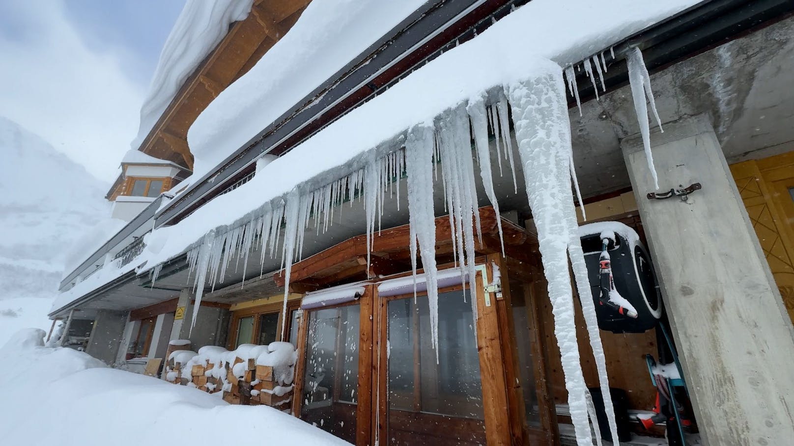 Der erste richtig heftige Wintereinbruch der Saison hat am 26. November die Ortschaften rund um den Arlberg regelrecht in Schneemassen versinken lassen.