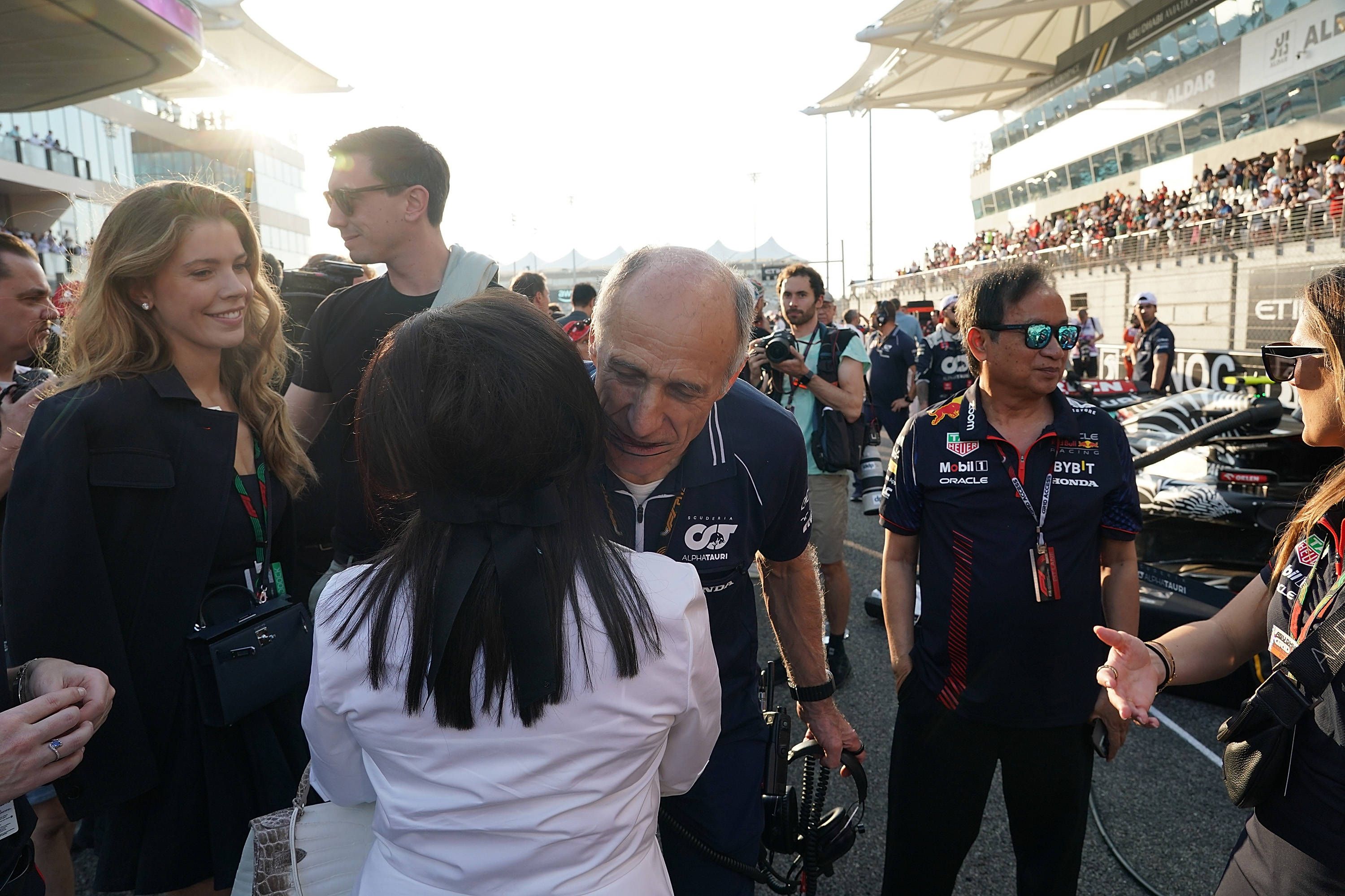 Mark Mateschitz und Victoria Swarovski auf dem Grid in Abu Dhabi.