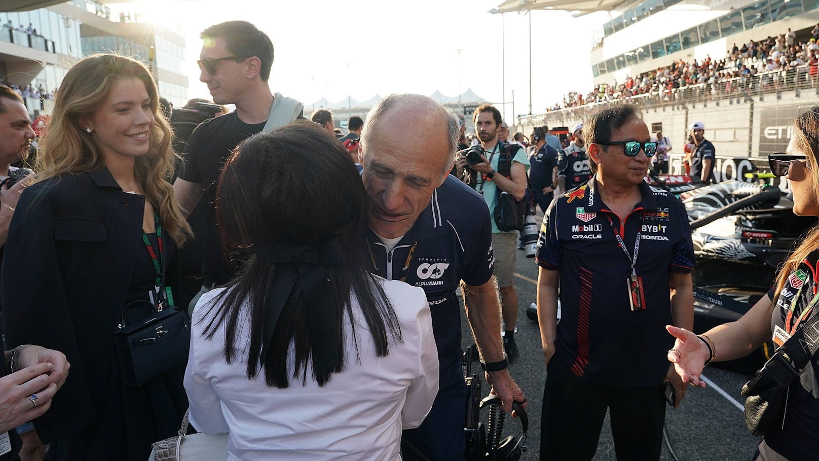 Mark Mateschitz und Victoria Swarovski auf dem Grid in Abu Dhabi.