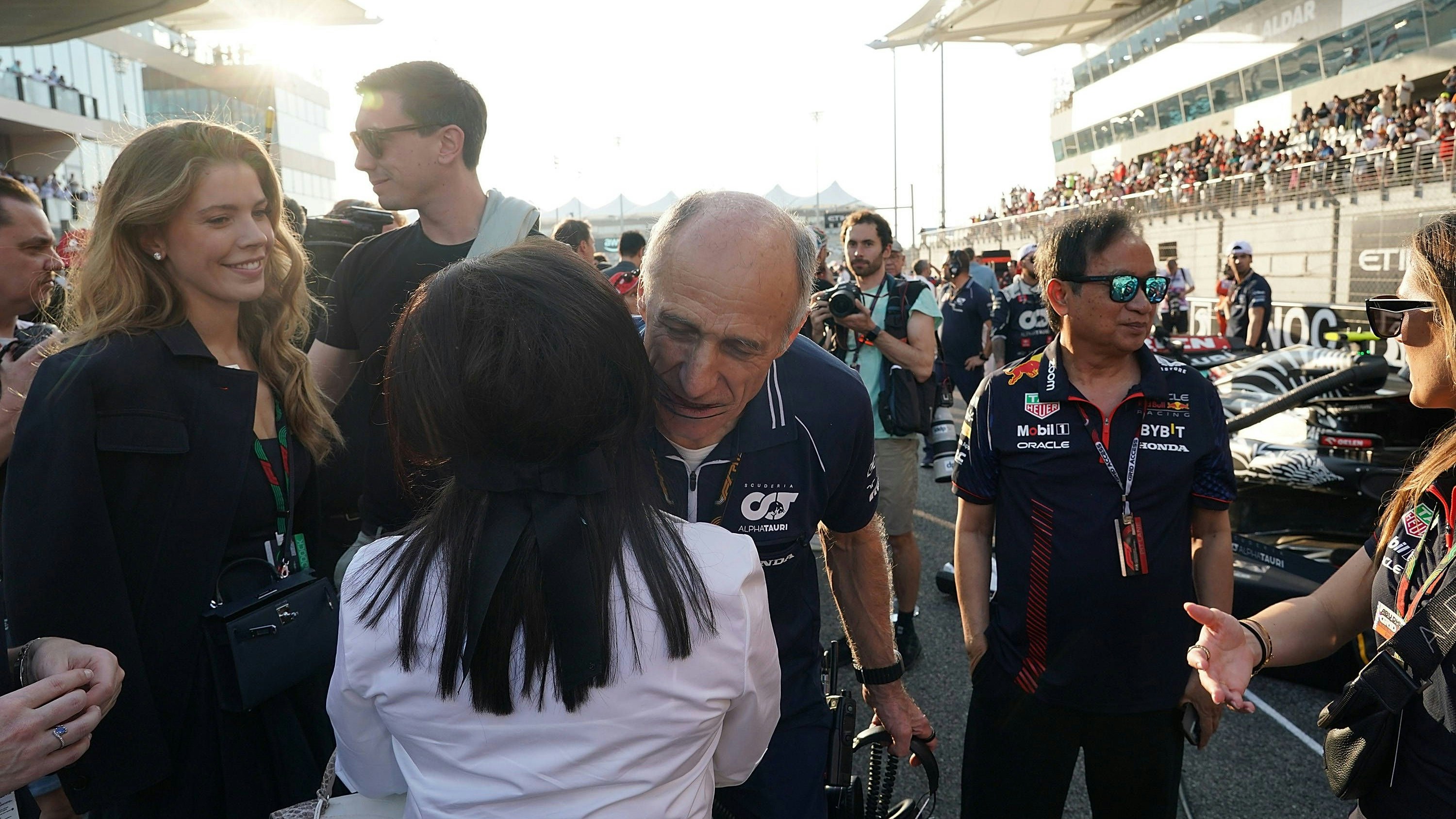 Mark Mateschitz und Victoria Swarovski auf dem Grid in Abu Dhabi.