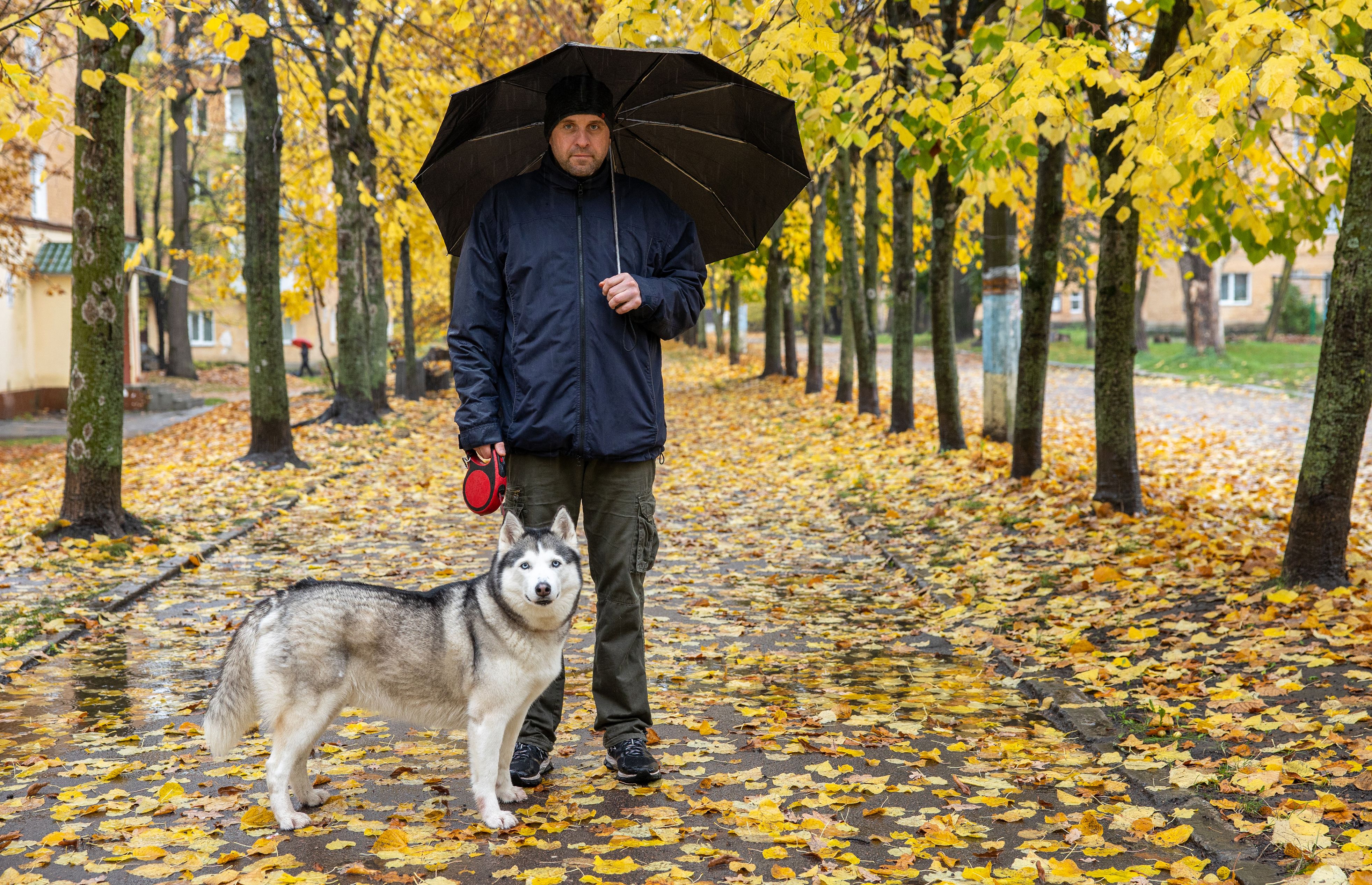 Der vermeintlich herrenlose Husky führte die Beamten zu seinem Besitzer und Drogen.