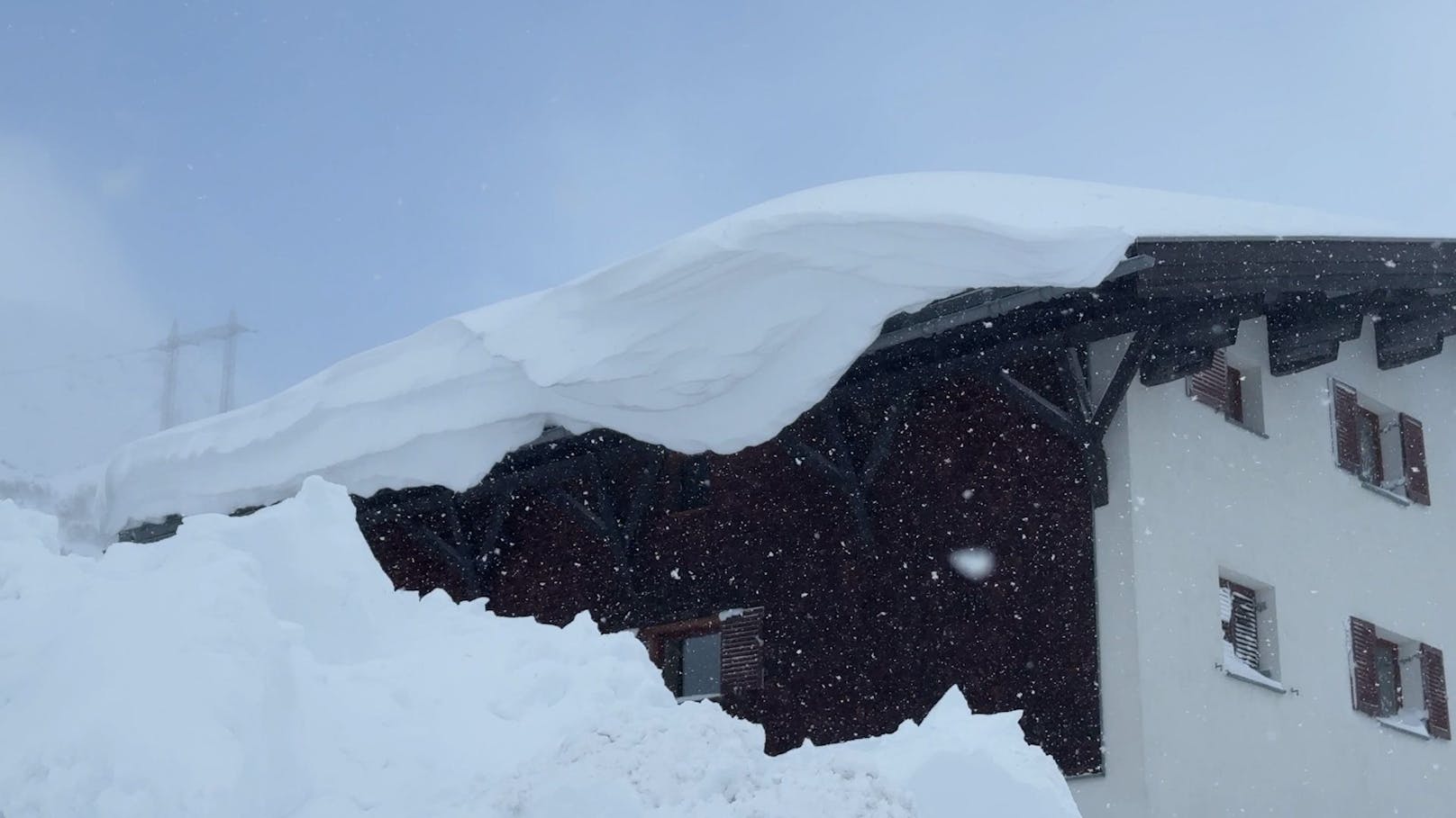 Der erste richtig heftige Wintereinbruch der Saison hat am 26. November die Ortschaften rund um den Arlberg regelrecht in Schneemassen versinken lassen.