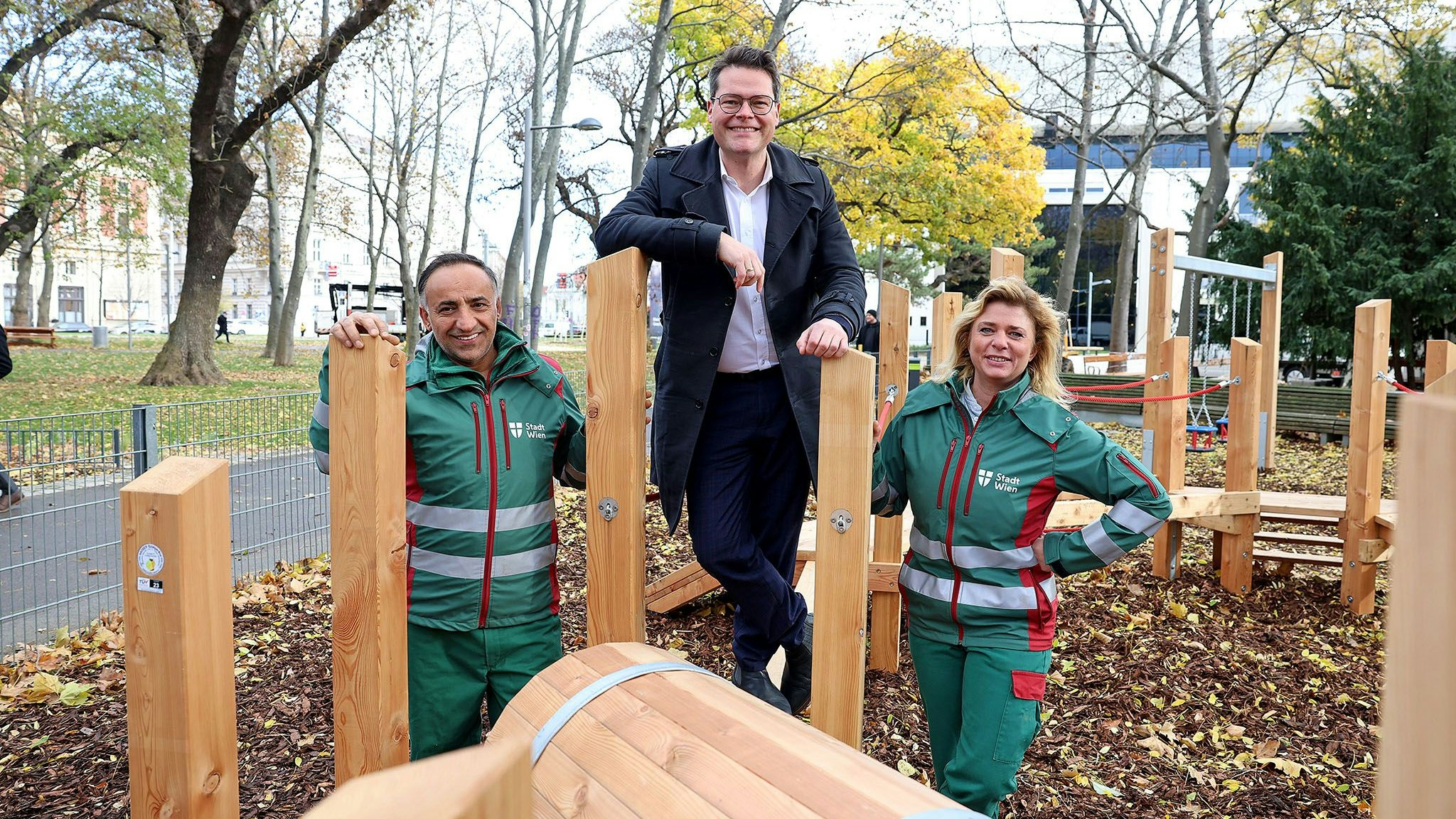 Klimastadtrat Jürgen Czernohorszky (SPÖ) besichtigte den neu gestalteten Resselpark - und den dazugehörigen Spielplatz.