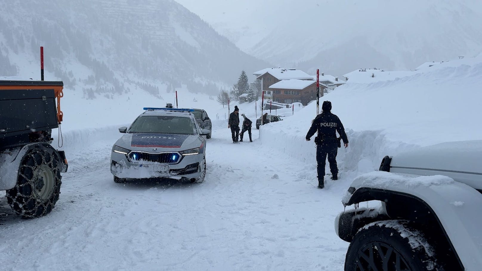 Der erste richtig heftige Wintereinbruch der Saison hat am 26. November die Ortschaften rund um den Arlberg regelrecht in Schneemassen versinken lassen.