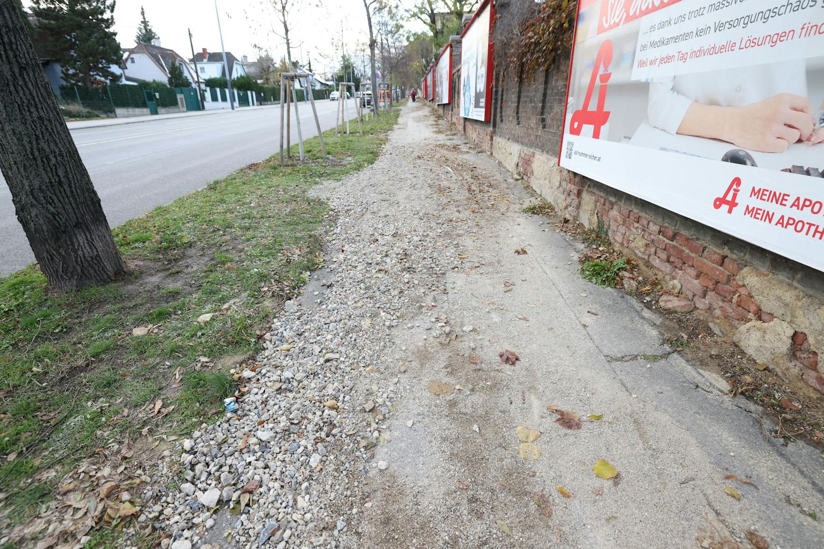 Durch die Wassermengen ist die Straße kaputt, die Reparaturarbeiten können noch dauern.