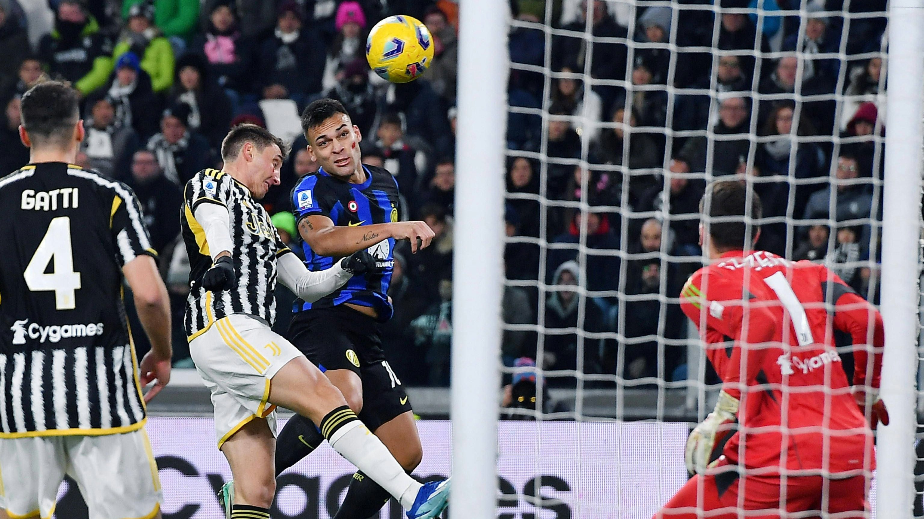 Lautaro Martinez trifft gegen Juve.