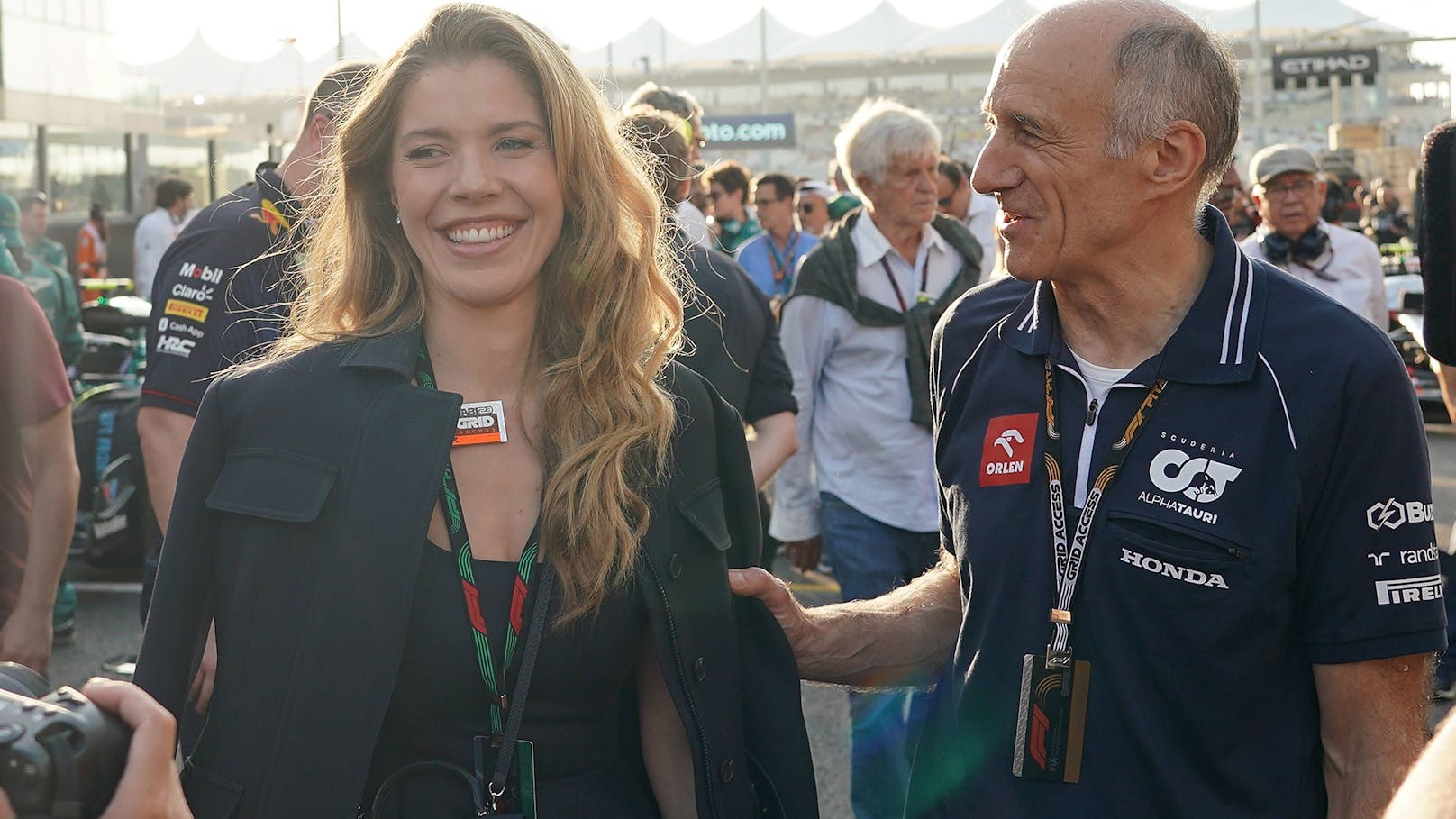 Victoria Swarovski mit AlphaTauri-Teamchef Franz Tost beim Saisonfinale in Abu Dhabi.