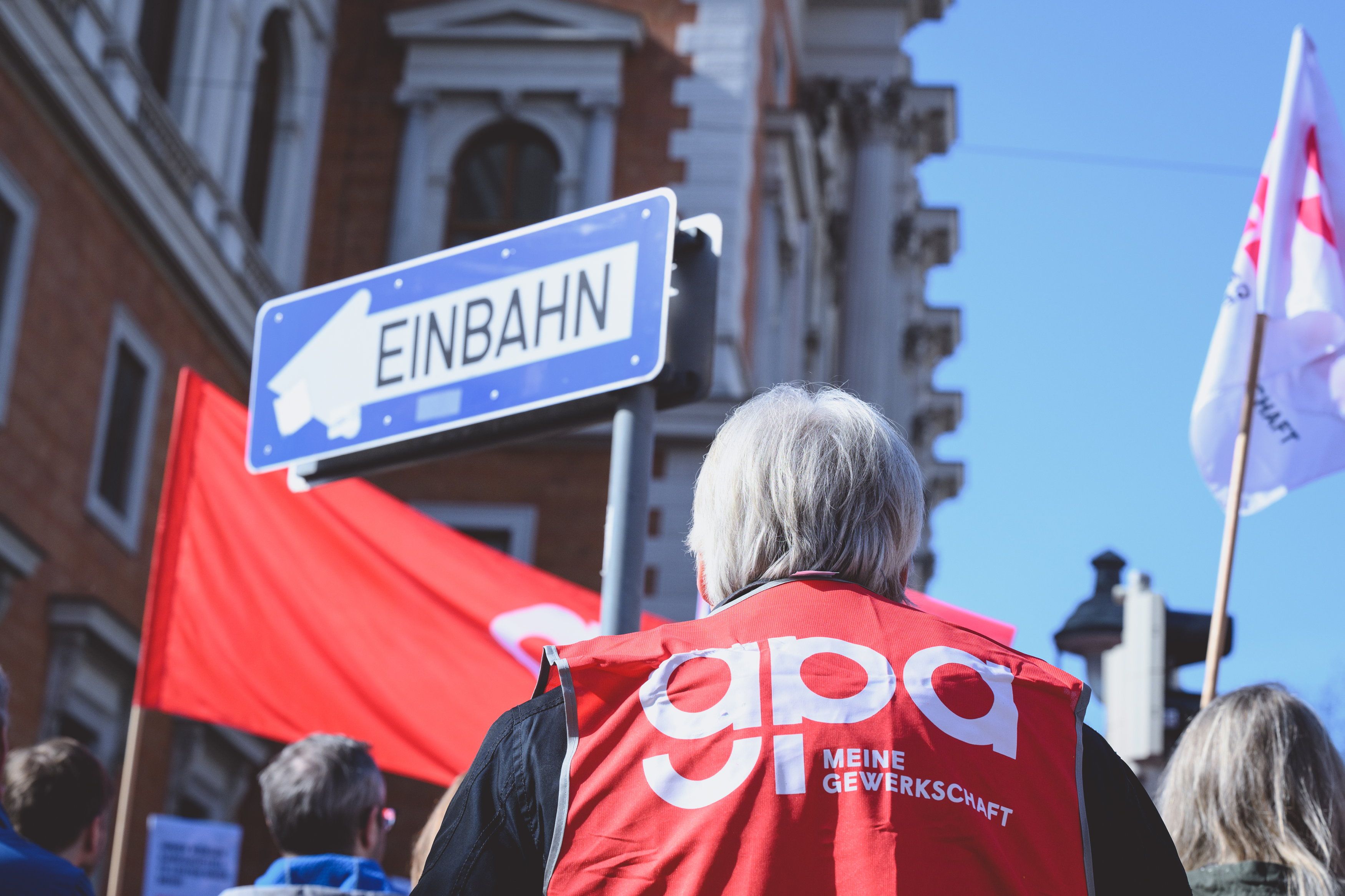 Zähe Verhandlungen: Immer mehr Berufsgruppen gehen auf die Barrikaden.
