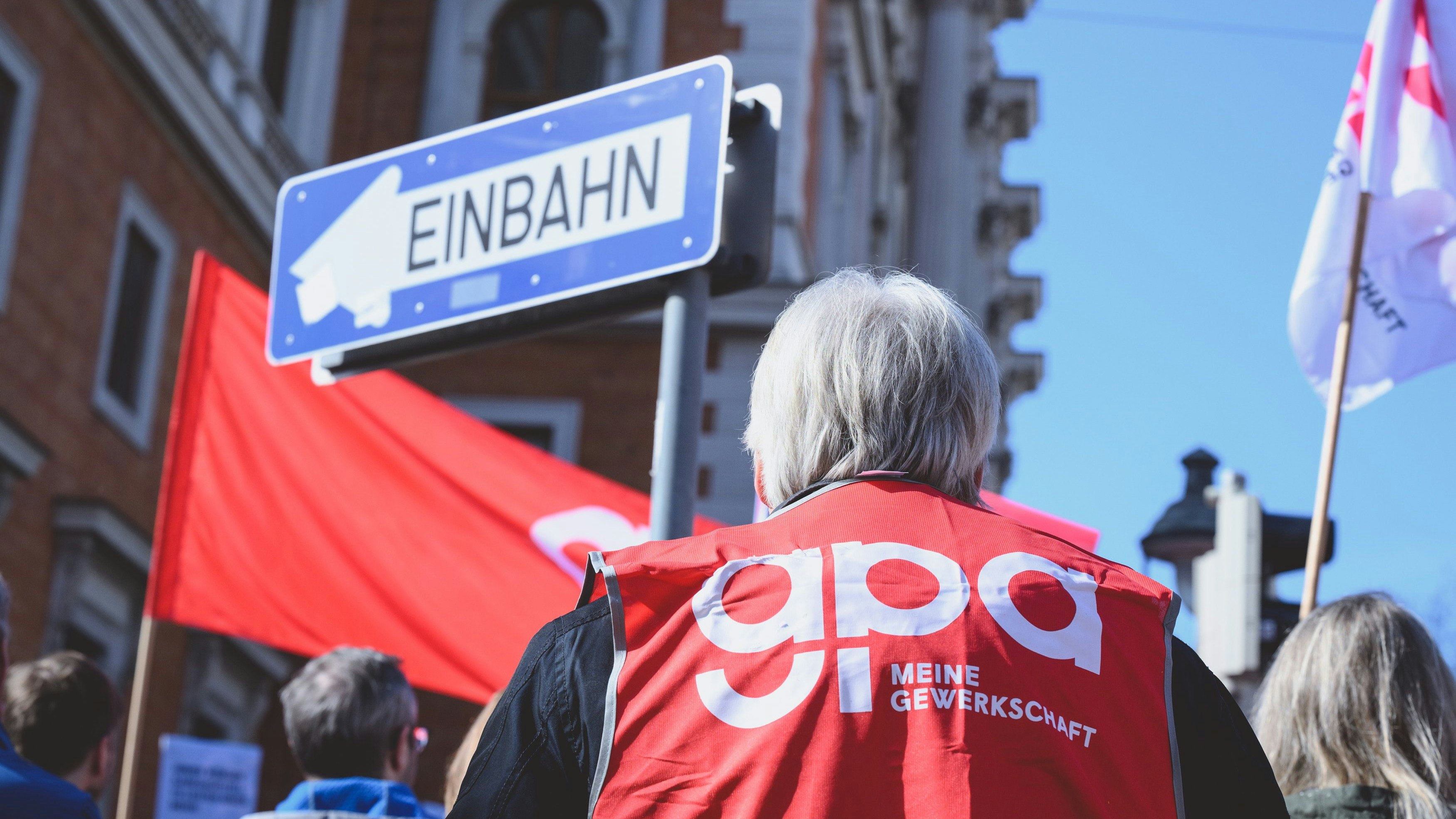 Download von www.picturedesk.com am 26.11.2023 (15:53).  23.03.2023, Wien, AUT, Gewerkschaft GPA ruft vor 4. Verhandlungsrunde zu Menschenkette um die Wiener Börse auf, im Bild ein Mann mit einer GPA Weste und einem Einbahnschild // a man with a GPA vest and a one-way sign during the GPA trade union calls for a human chain around the Vienna Stock Exchange before the 4th round of negotiations. Vienna, Austria on 2023/03/23. EXPA Pictures © 2023, PhotoCredit: EXPA/ Max Slovencik - 20230323_PD2915 - Rechteinfo: Rights Managed (RM)