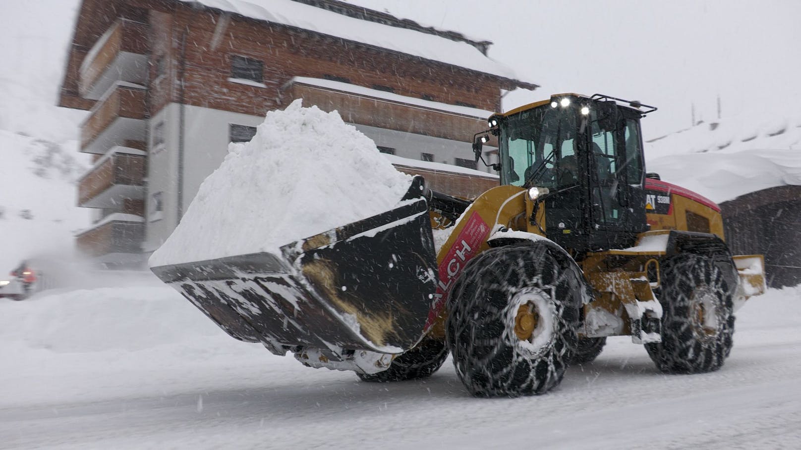 Der erste richtig heftige Wintereinbruch der Saison hat am 26. November die Ortschaften rund um den Arlberg regelrecht in Schneemassen versinken lassen.