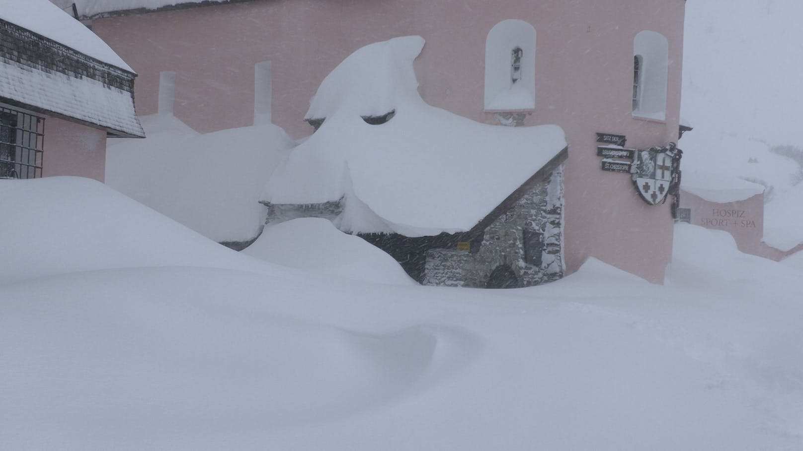 Der erste richtig heftige Wintereinbruch der Saison hat am 26. November die Ortschaften rund um den Arlberg regelrecht in Schneemassen versinken lassen.