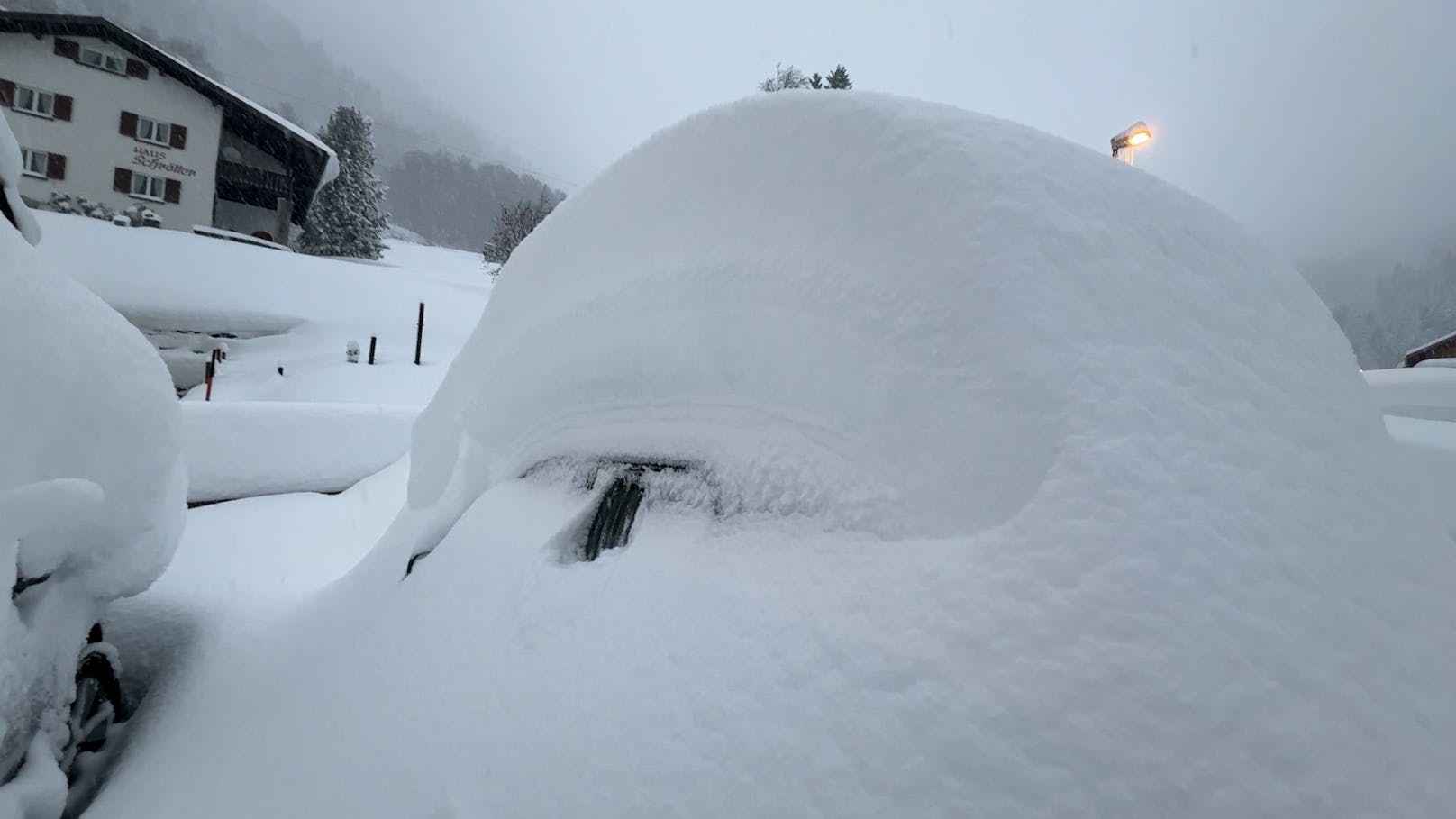 Der erste richtig heftige Wintereinbruch der Saison hat am 26. November die Ortschaften rund um den Arlberg regelrecht in Schneemassen versinken lassen.