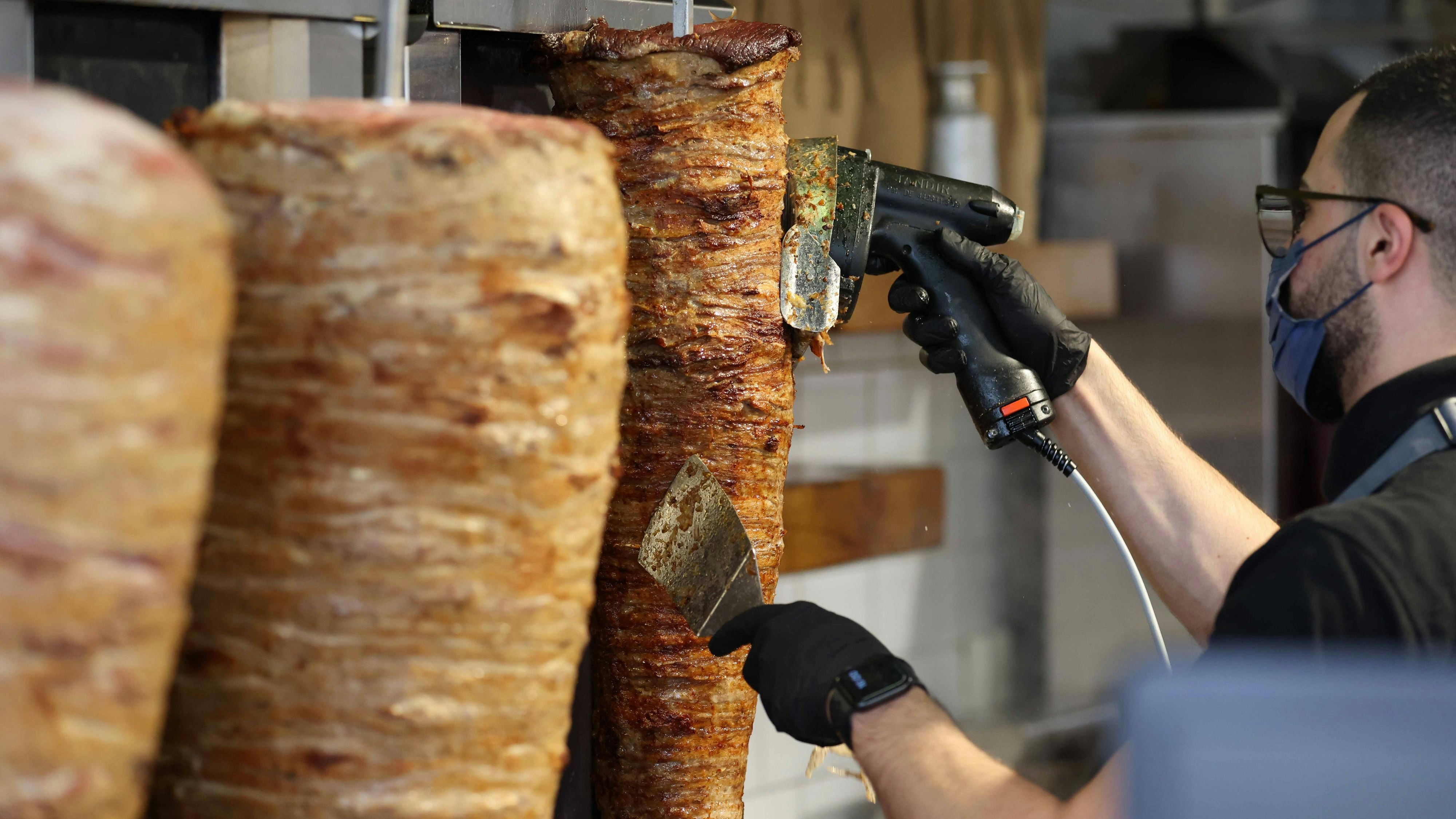 Der größte Dönerspieß-Produzent kündigt eine deutliche Preiserhöhung an. Mit Folgen in vielen Ländern Europas.