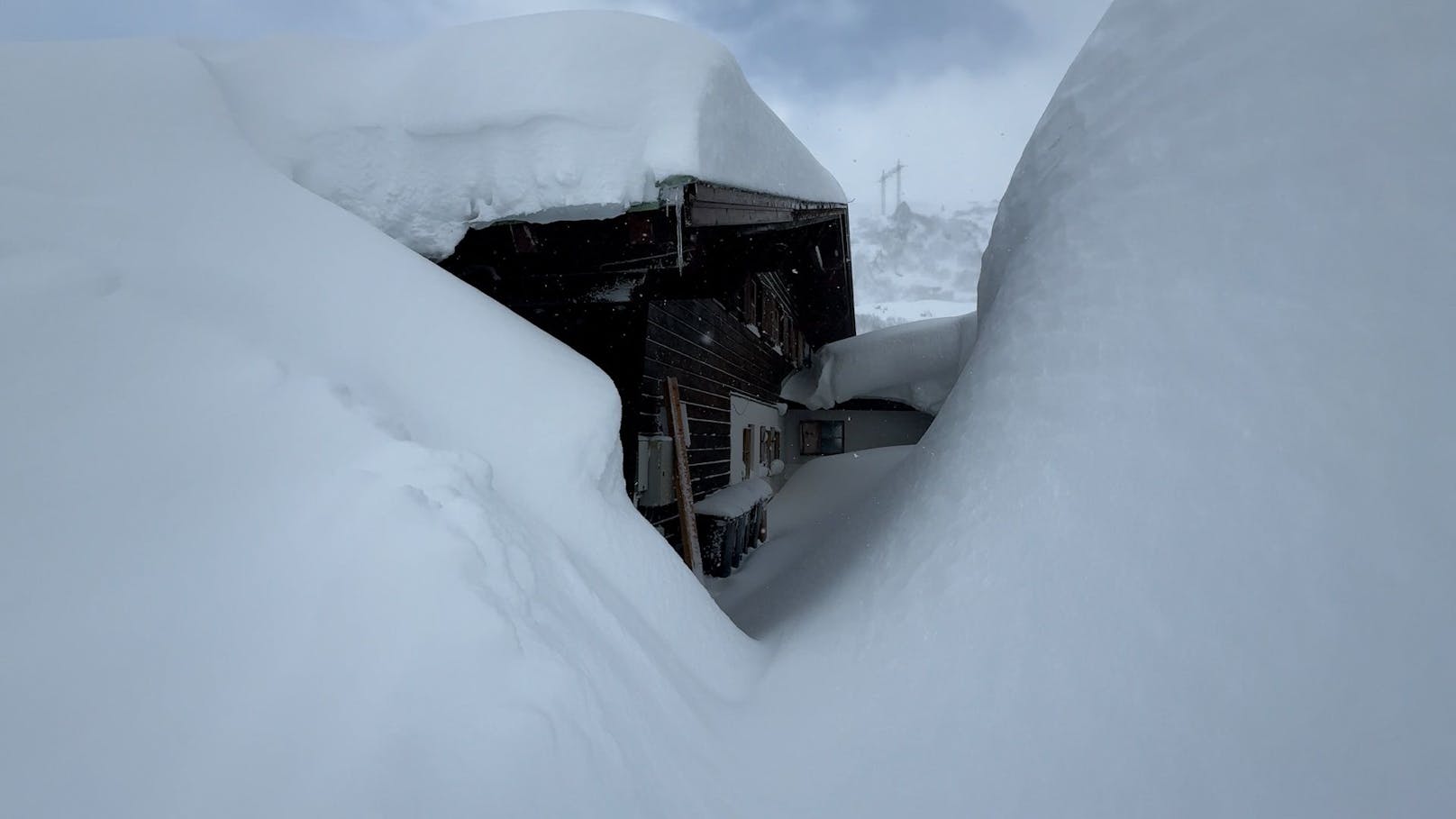 Der erste richtig heftige Wintereinbruch der Saison hat am 26. November die Ortschaften rund um den Arlberg regelrecht in Schneemassen versinken lassen.