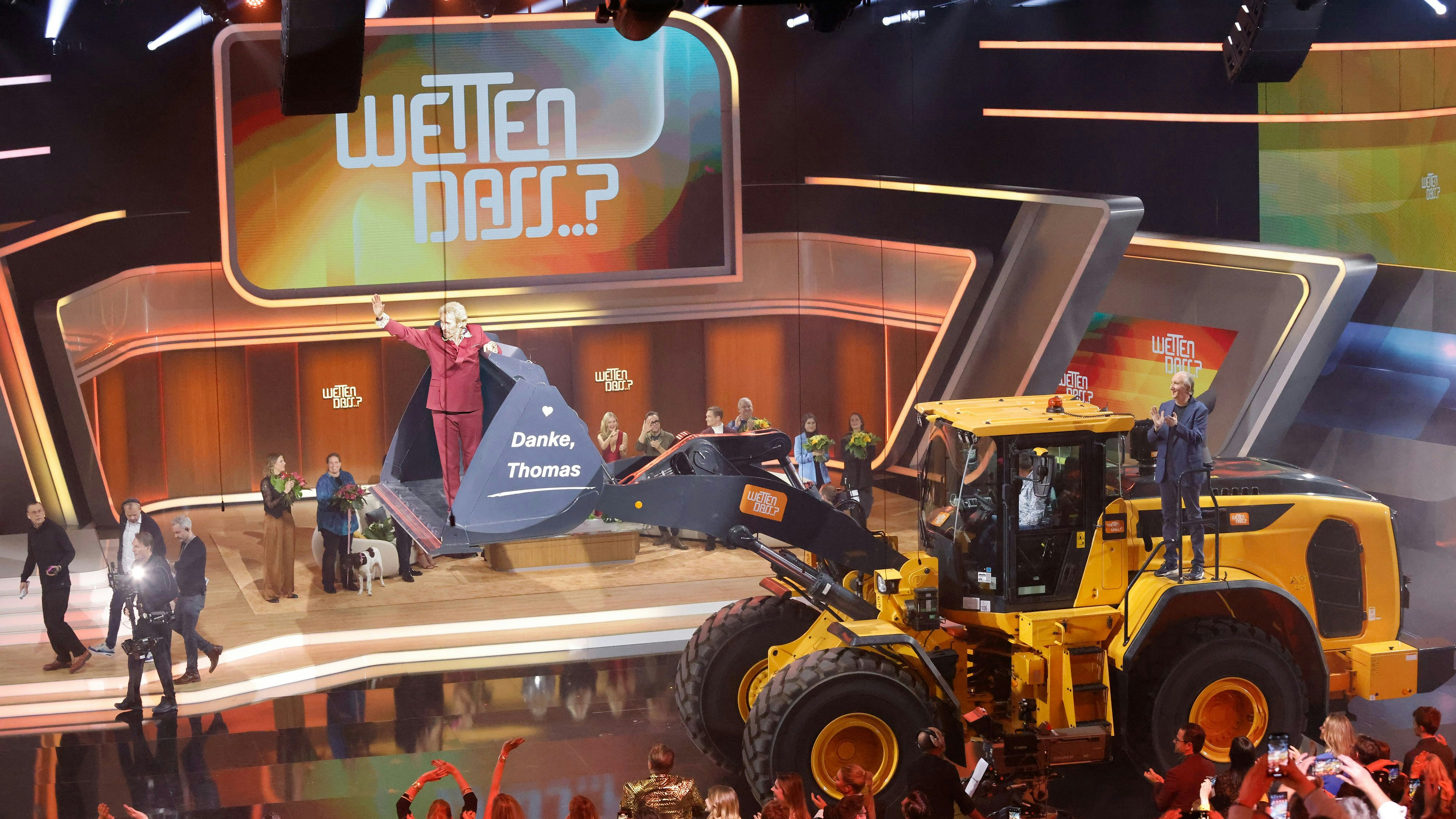 Thomas Gottschalk reitet am Ende der Show auf einem Bagger in den Sonnenuntergang...