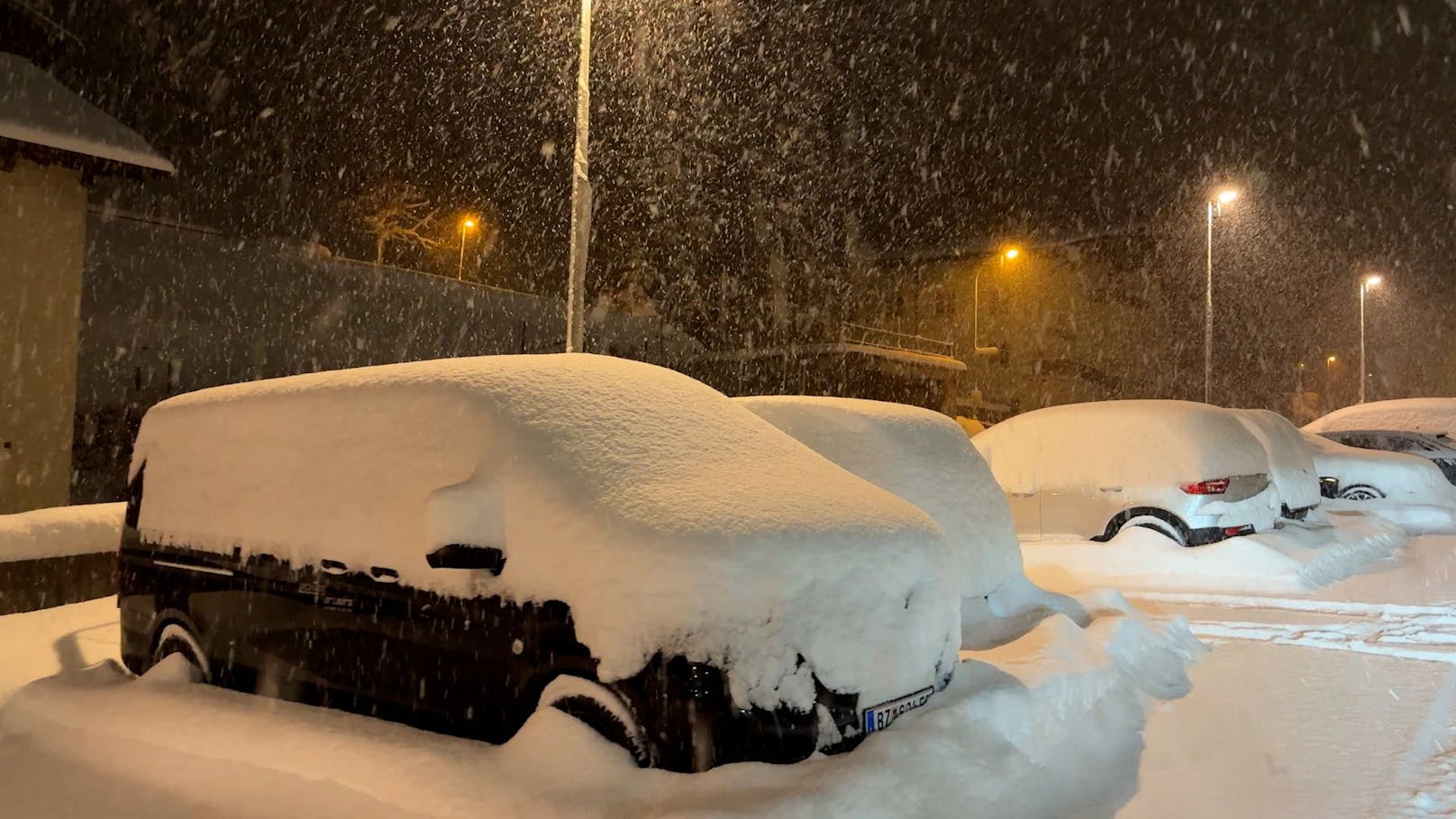 Der erste richtig heftige Wintereinbruch der Saison hat am 26. November die Ortschaften rund um den Arlberg regelrecht in Schneemassen versinken lassen.