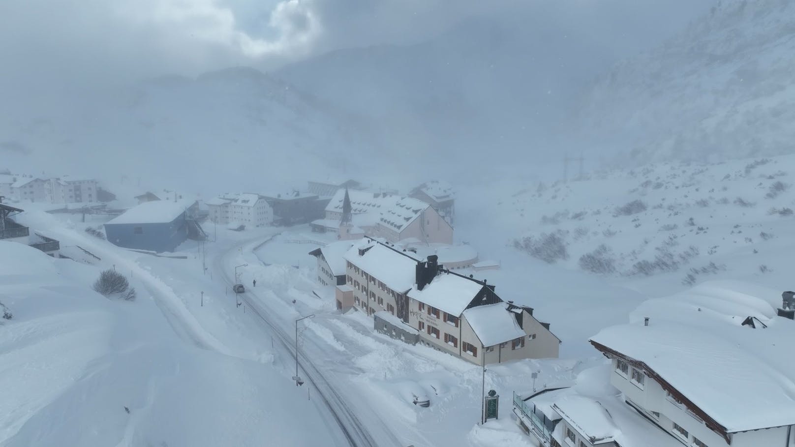 Der erste richtig heftige Wintereinbruch der Saison hat am 26. November die Ortschaften rund um den Arlberg regelrecht in Schneemassen versinken lassen.