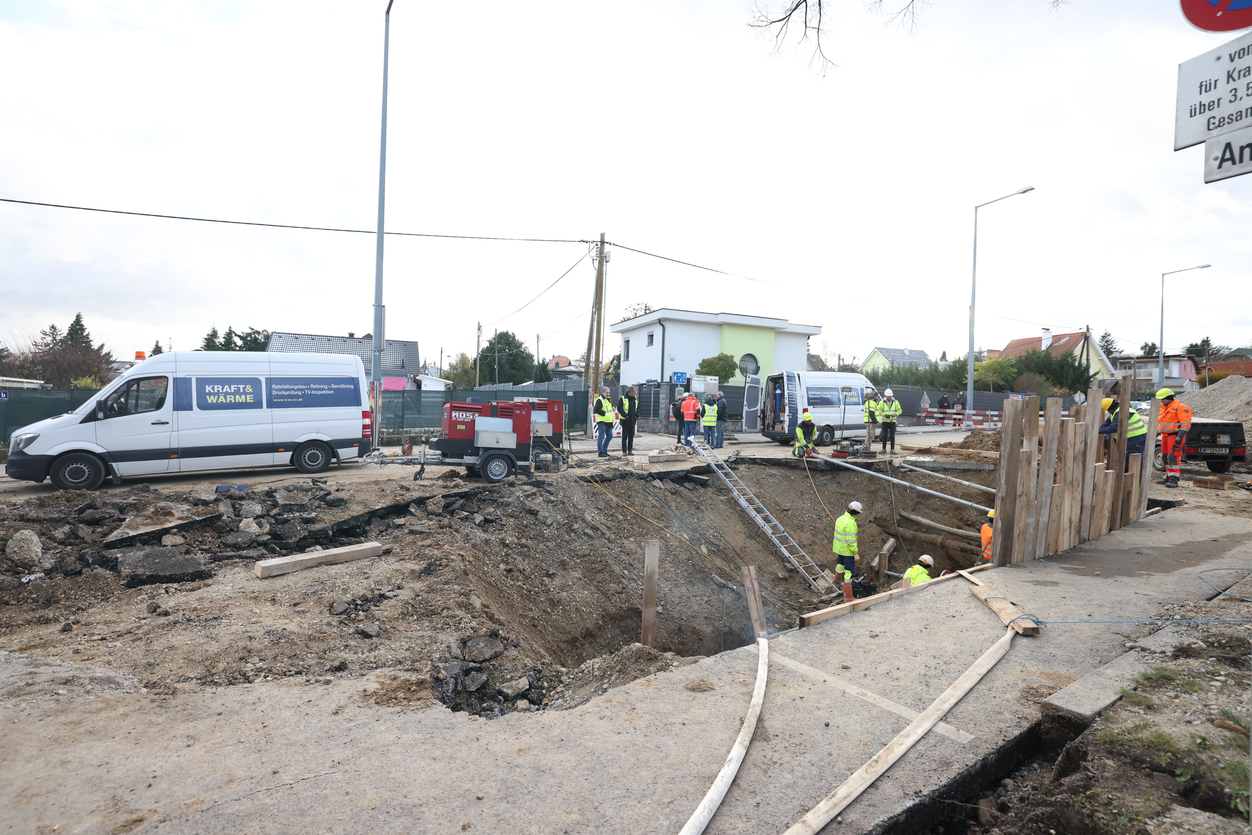 Ein Rohrbruch setzte den Flötzersteig unter Wasser. Die Straße ist kaputt, die Arbeiten werden noch dauern. 