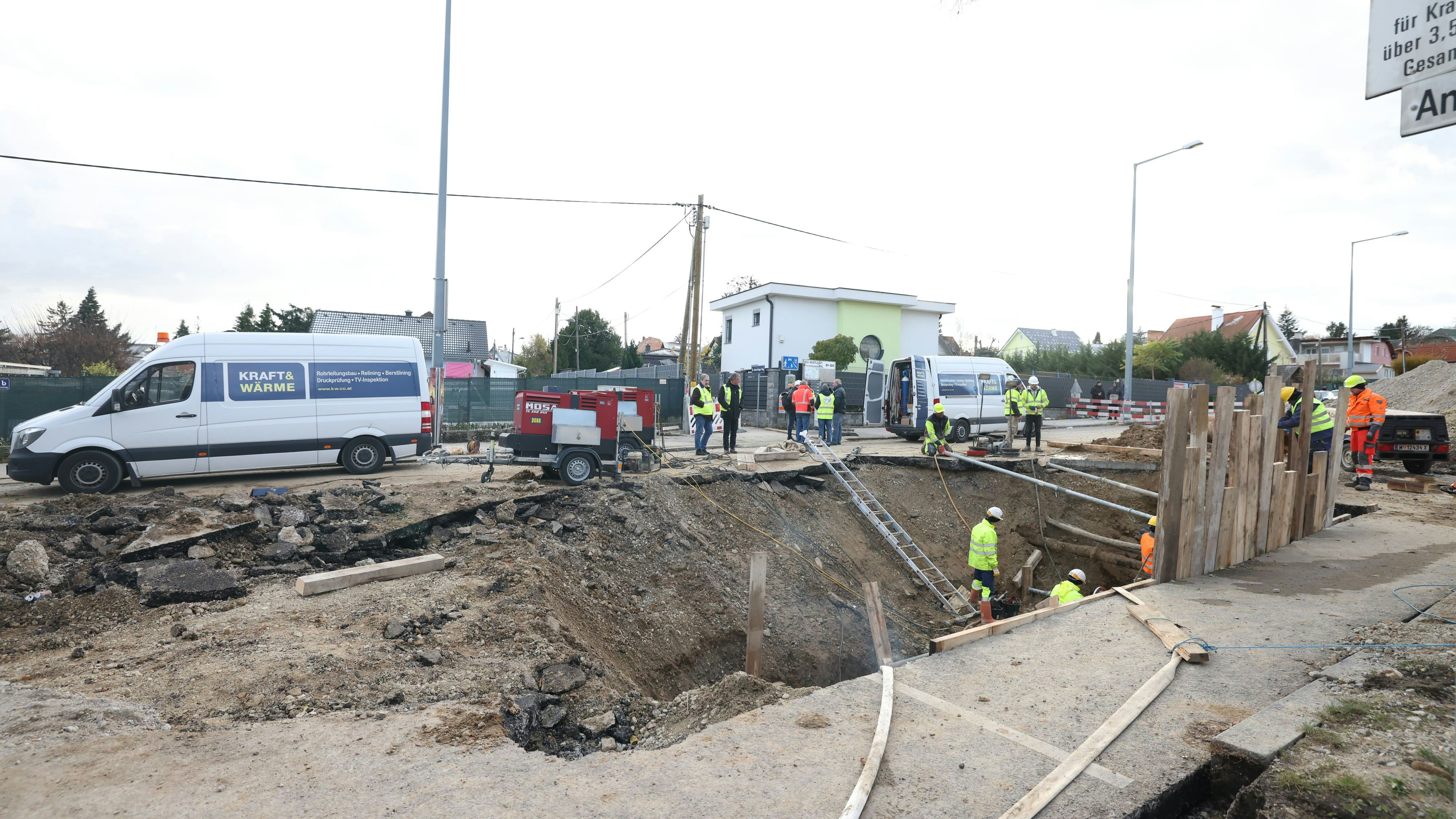 Ein Rohrbruch setzte den Flötzersteig unter Wasser. Die Straße ist kaputt, die Arbeiten werden noch dauern. 