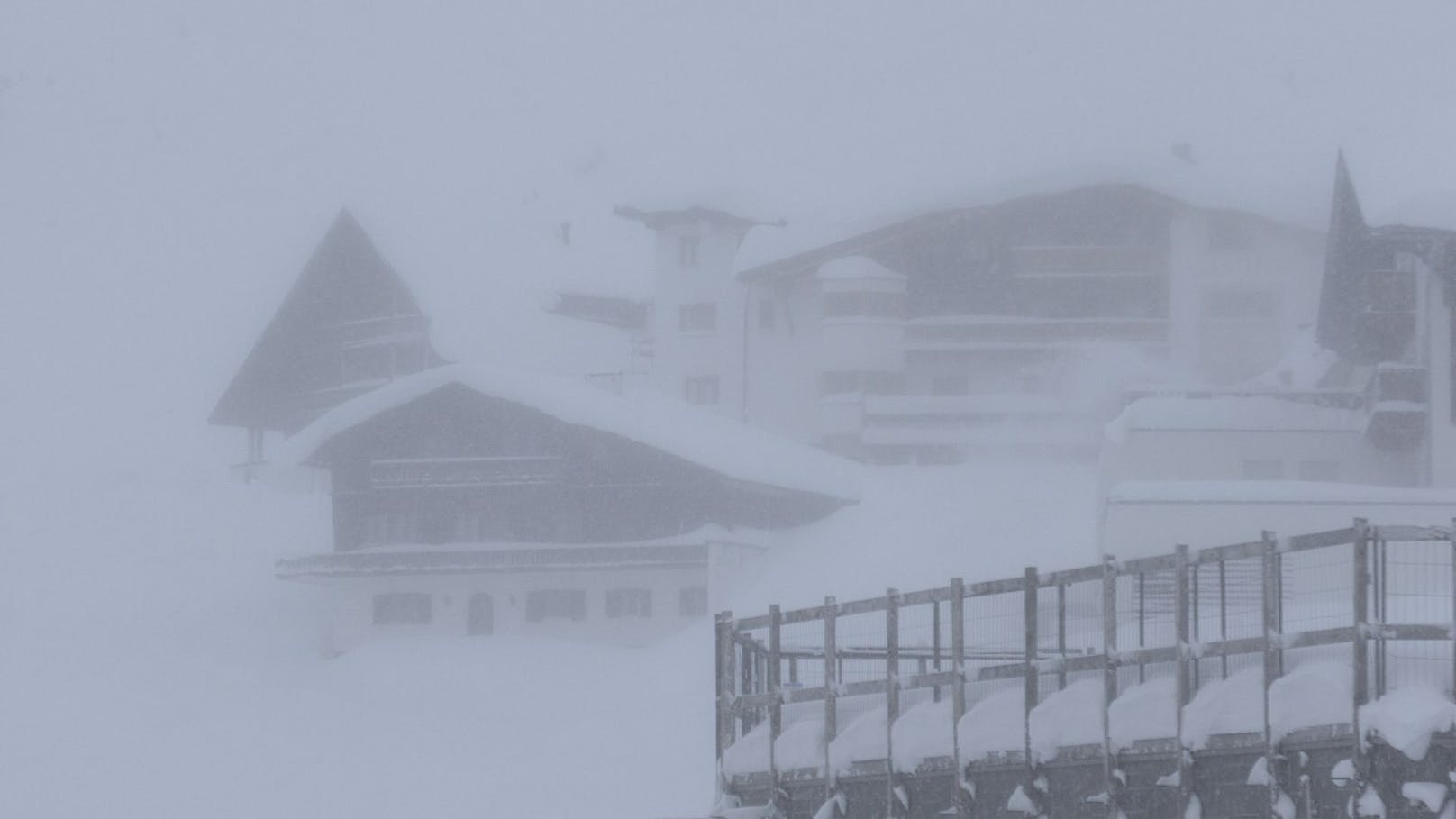 Der erste richtig heftige Wintereinbruch der Saison hat am 26. November die Ortschaften rund um den Arlberg regelrecht in Schneemassen versinken lassen.