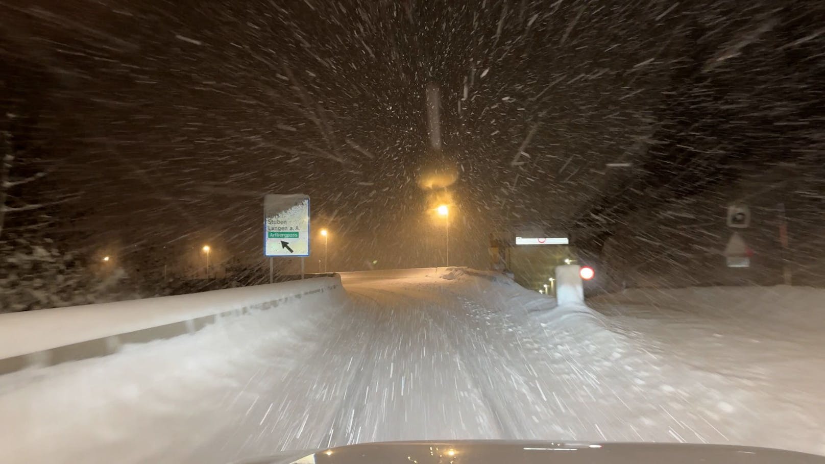 Der erste richtig heftige Wintereinbruch der Saison hat am 26. November die Ortschaften rund um den Arlberg regelrecht in Schneemassen versinken lassen.