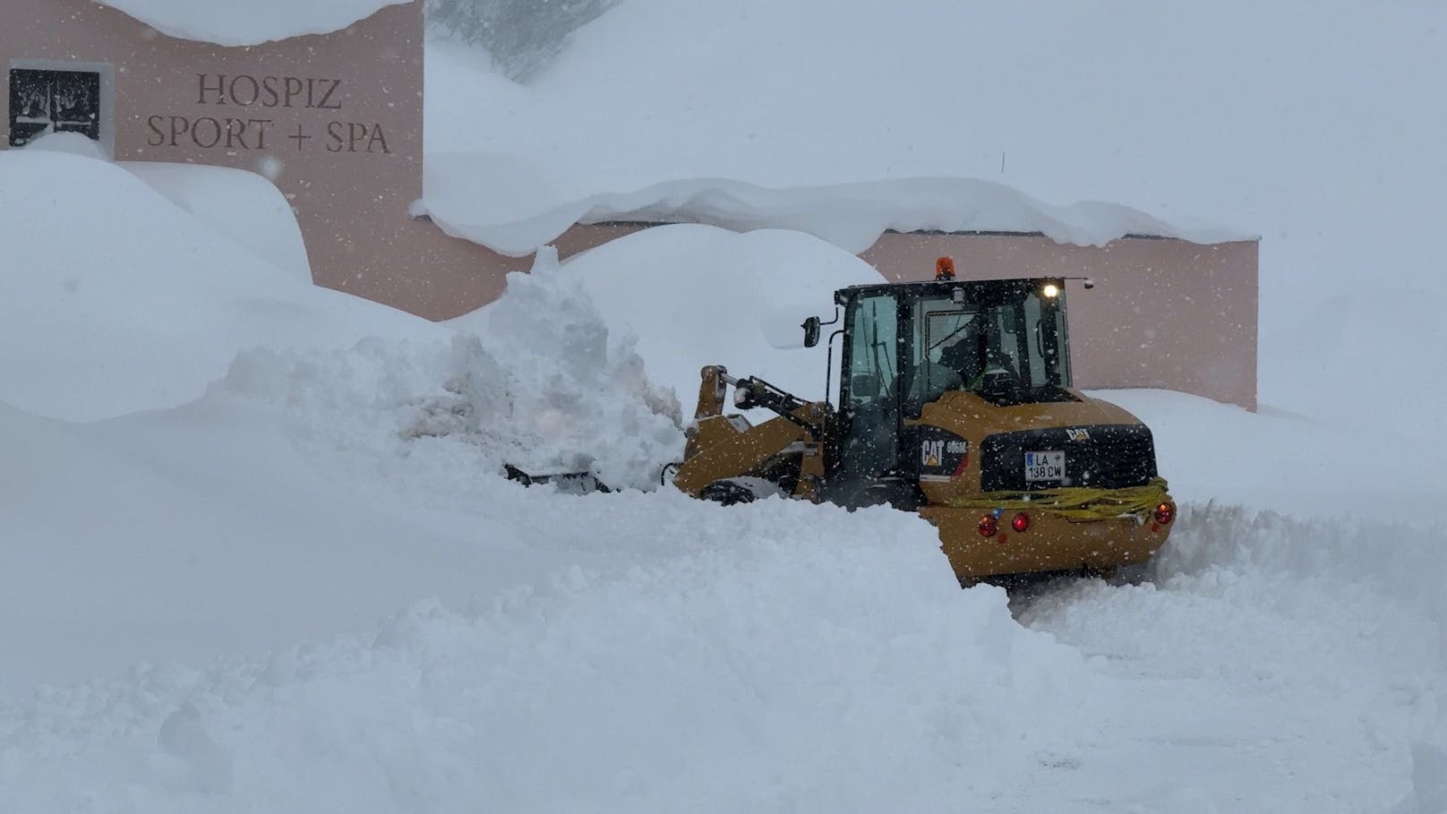 Der erste richtig heftige Wintereinbruch der Saison hat am 26. November die Ortschaften rund um den Arlberg regelrecht in Schneemassen versinken lassen.