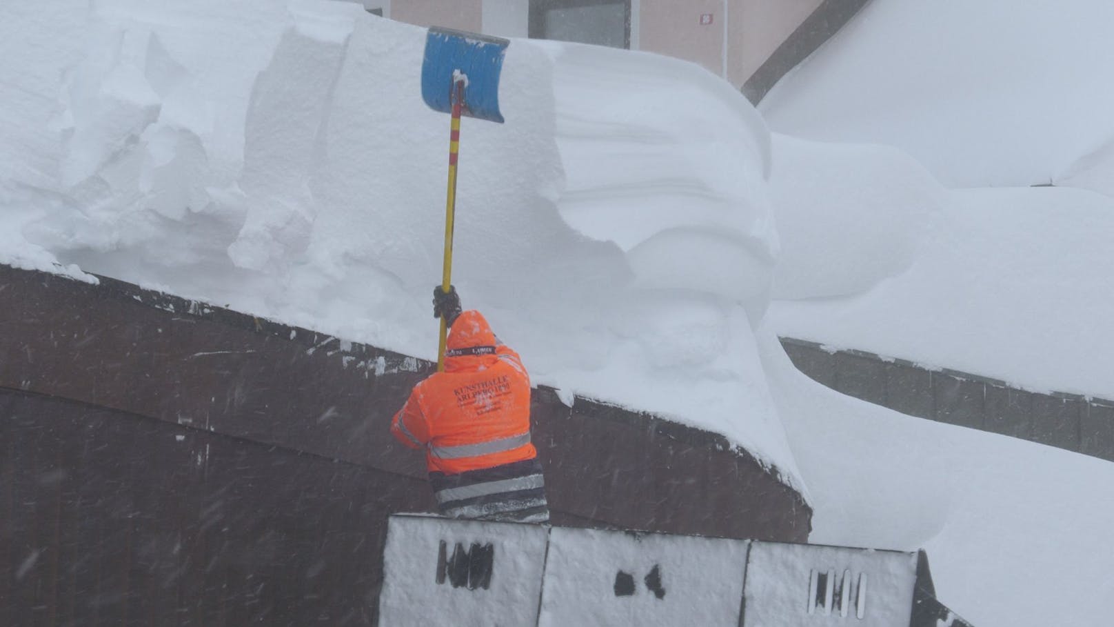 Der erste richtig heftige Wintereinbruch der Saison hat am 26. November die Ortschaften rund um den Arlberg regelrecht in Schneemassen versinken lassen.